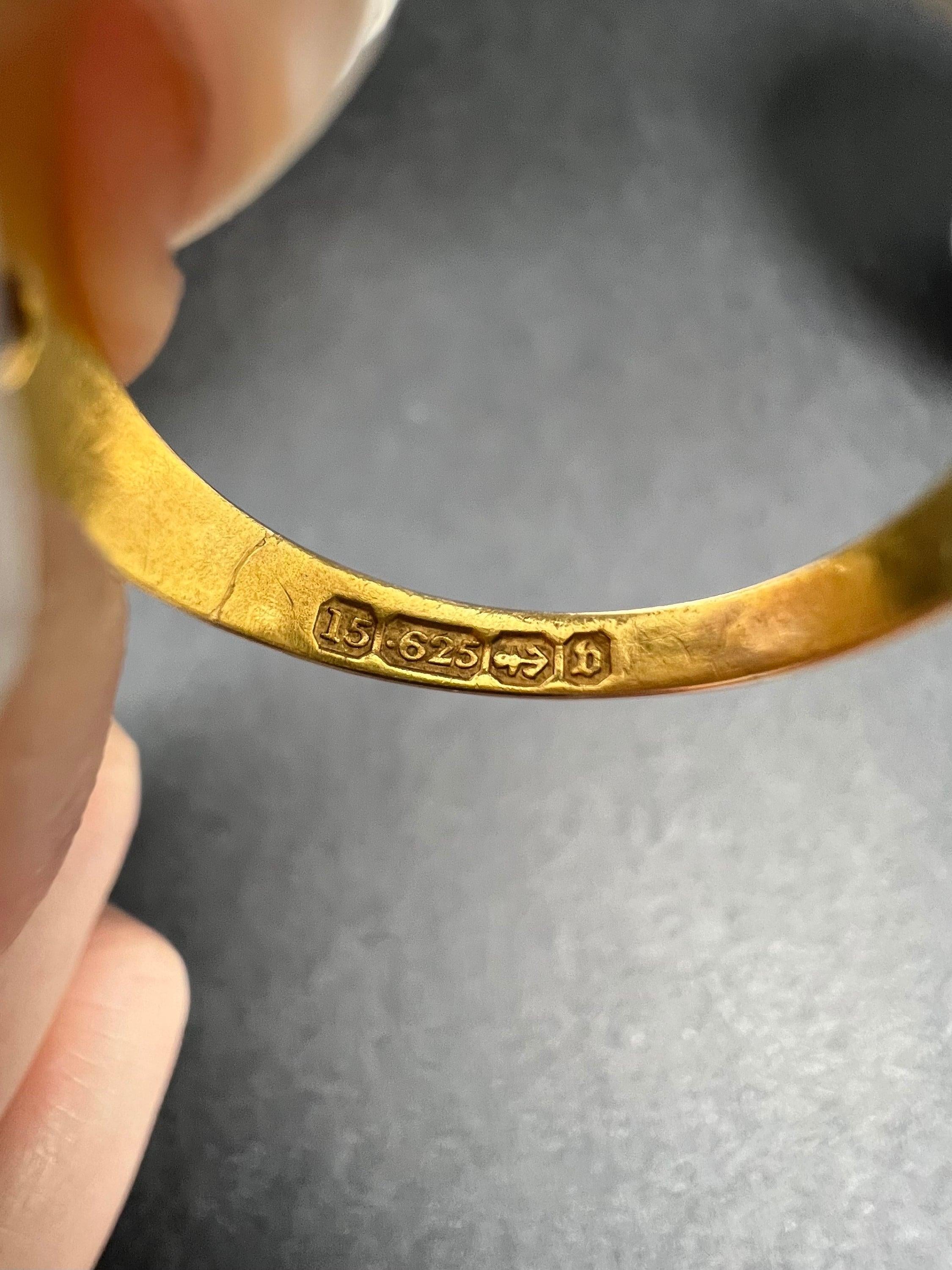 Antiker Ring

15ct Gold gestempelt

Gepunzt Birmingham 1876

Dieser exquisite antike Ring aus der viktorianischen Zeit ist ein wahrer Schatz für jeden Schmucksammler. Dieser Ring aus 15-karätigem Gelbgold besticht durch sein atemberaubendes Design
