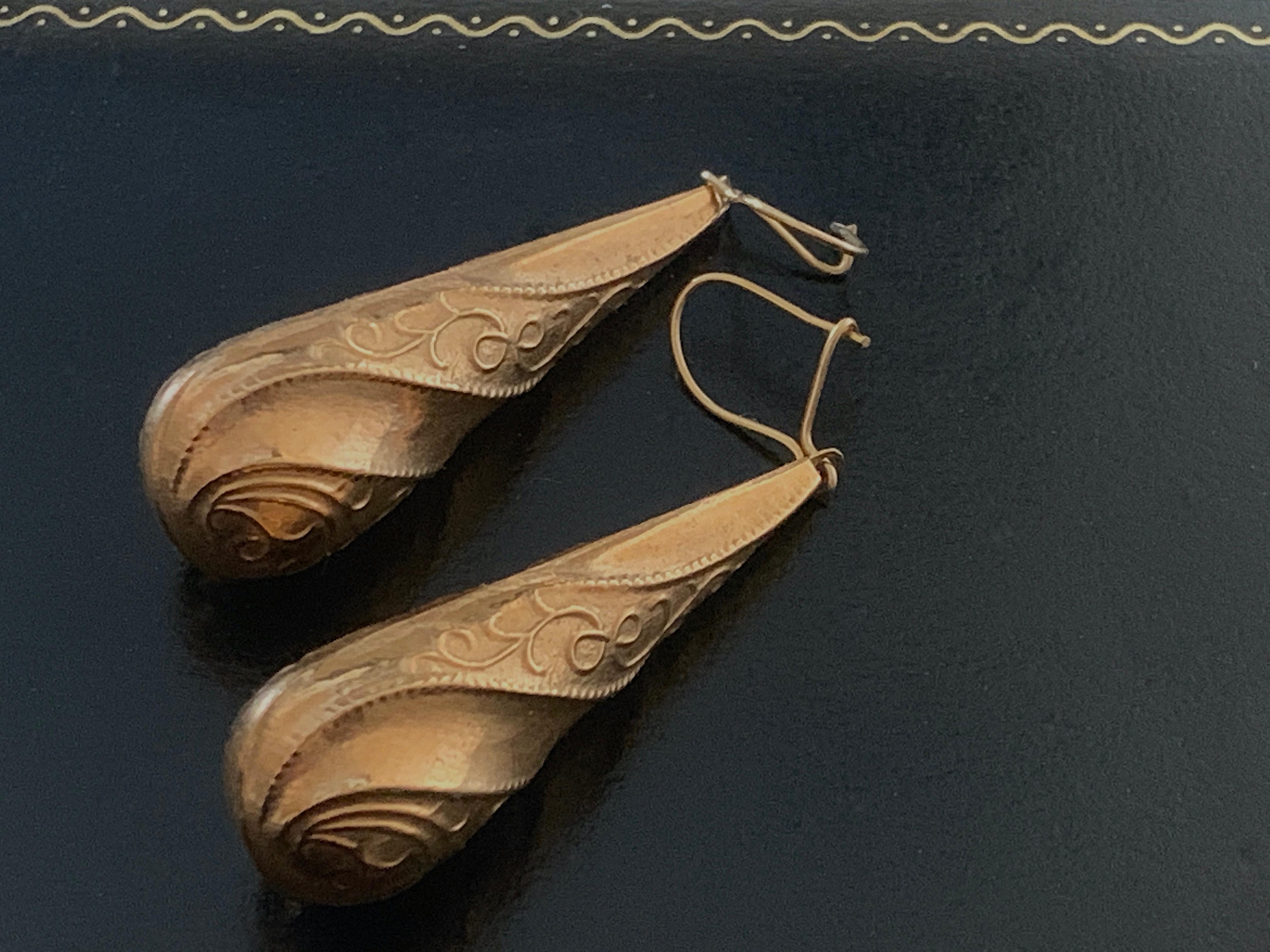 Wunderschönes antikes Gold ( Karat zwischen 9ct & 15ct )
Bomben-Ohrringe 
mit früheren gestempelten 9ct Verschlüssen

Die Bomben sind hohl 
und sind stark mit einem wirbelnden Muster verziert.
Diese werden aus zwei eingeprägten Hälften erstellt
die