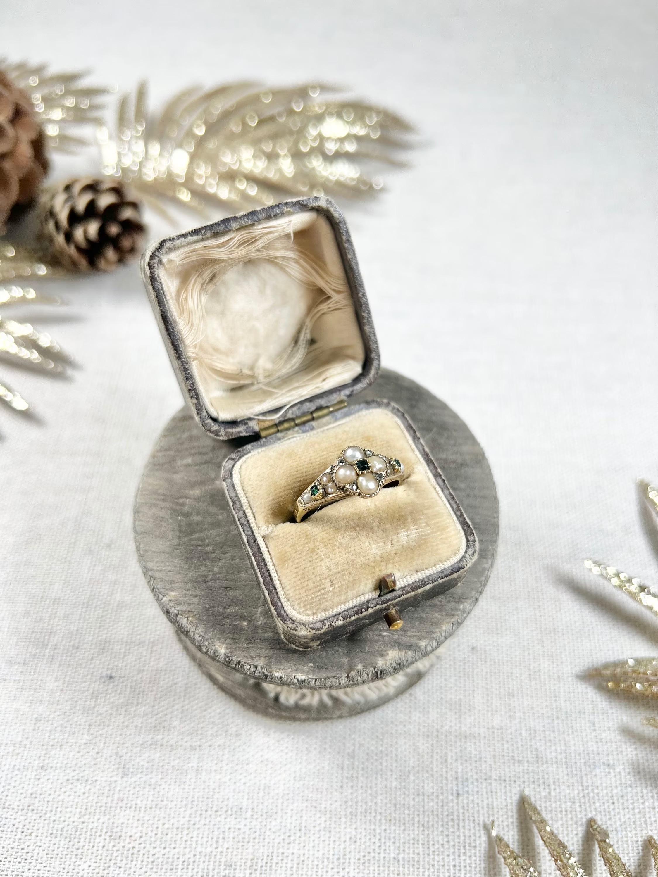 Bague grappe ancienne en or 15 carats, émeraude, diamant et perle, début de l'ère victorienne en vente 4
