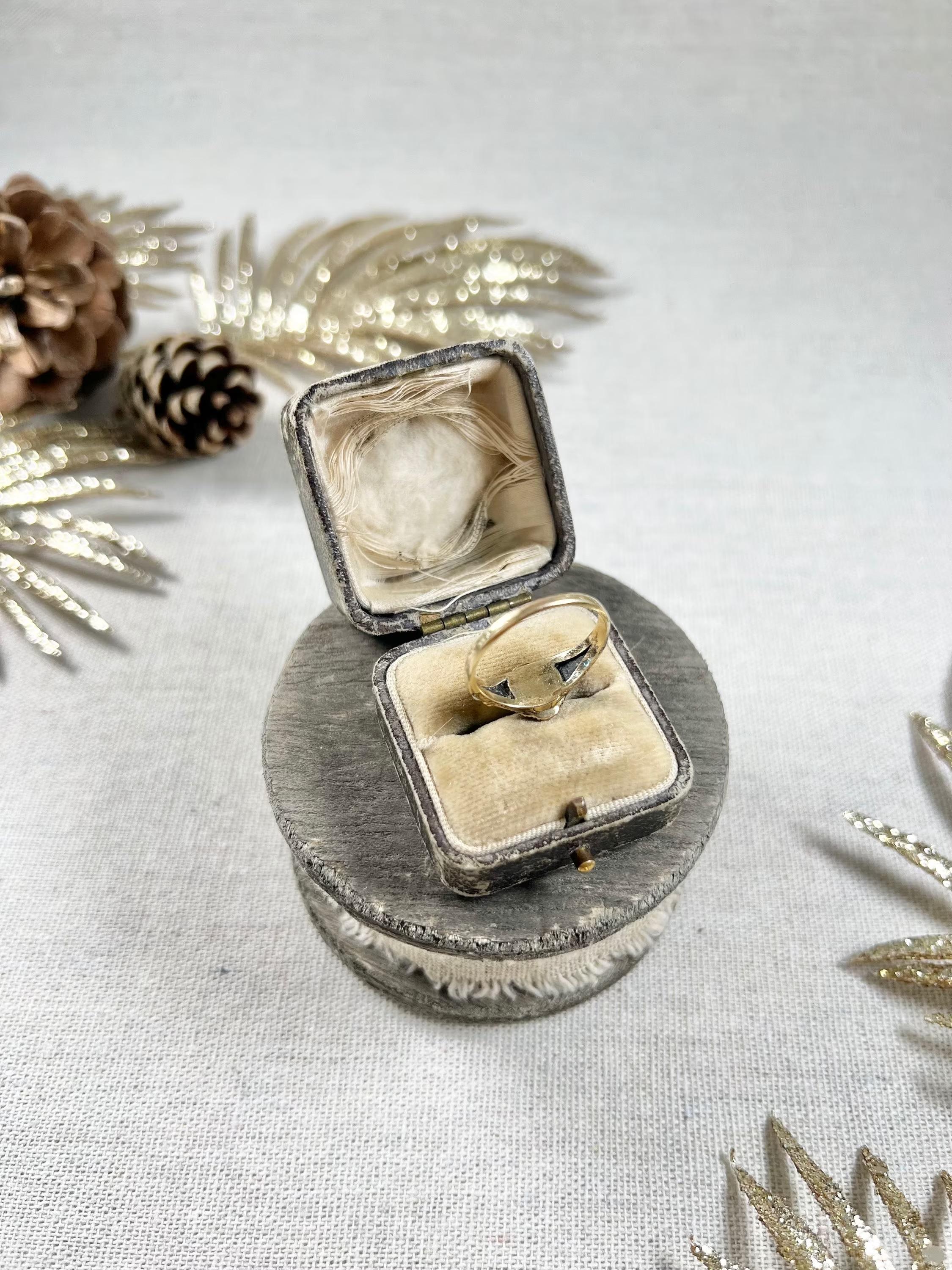 Bague grappe ancienne en or 15 carats, émeraude, diamant et perle, début de l'ère victorienne Unisexe en vente