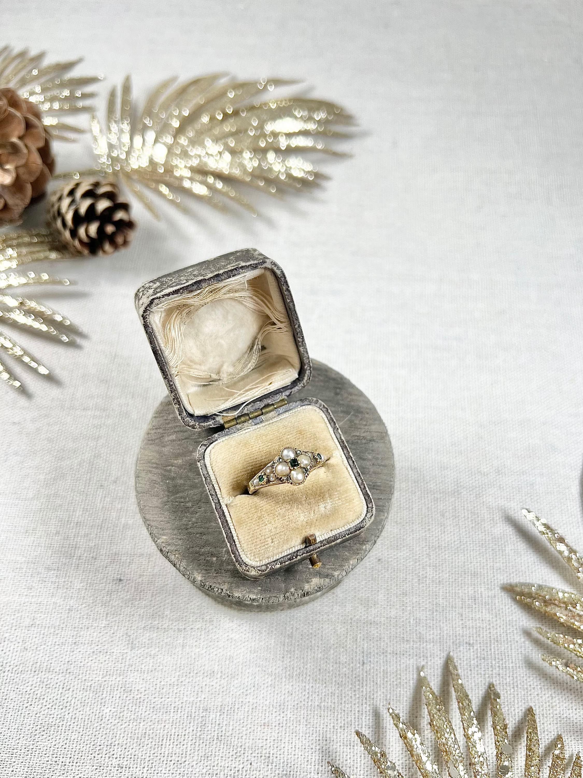Bague grappe ancienne en or 15 carats, émeraude, diamant et perle, début de l'ère victorienne en vente 2