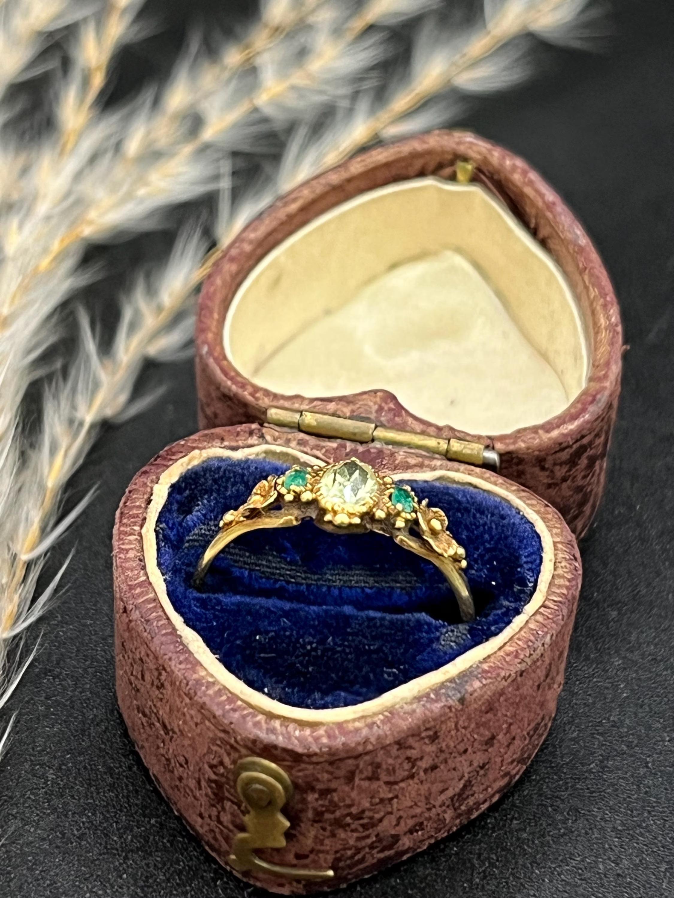 Bague florale en or 15ct, péridot et émeraude, circa 1840 en vente 4