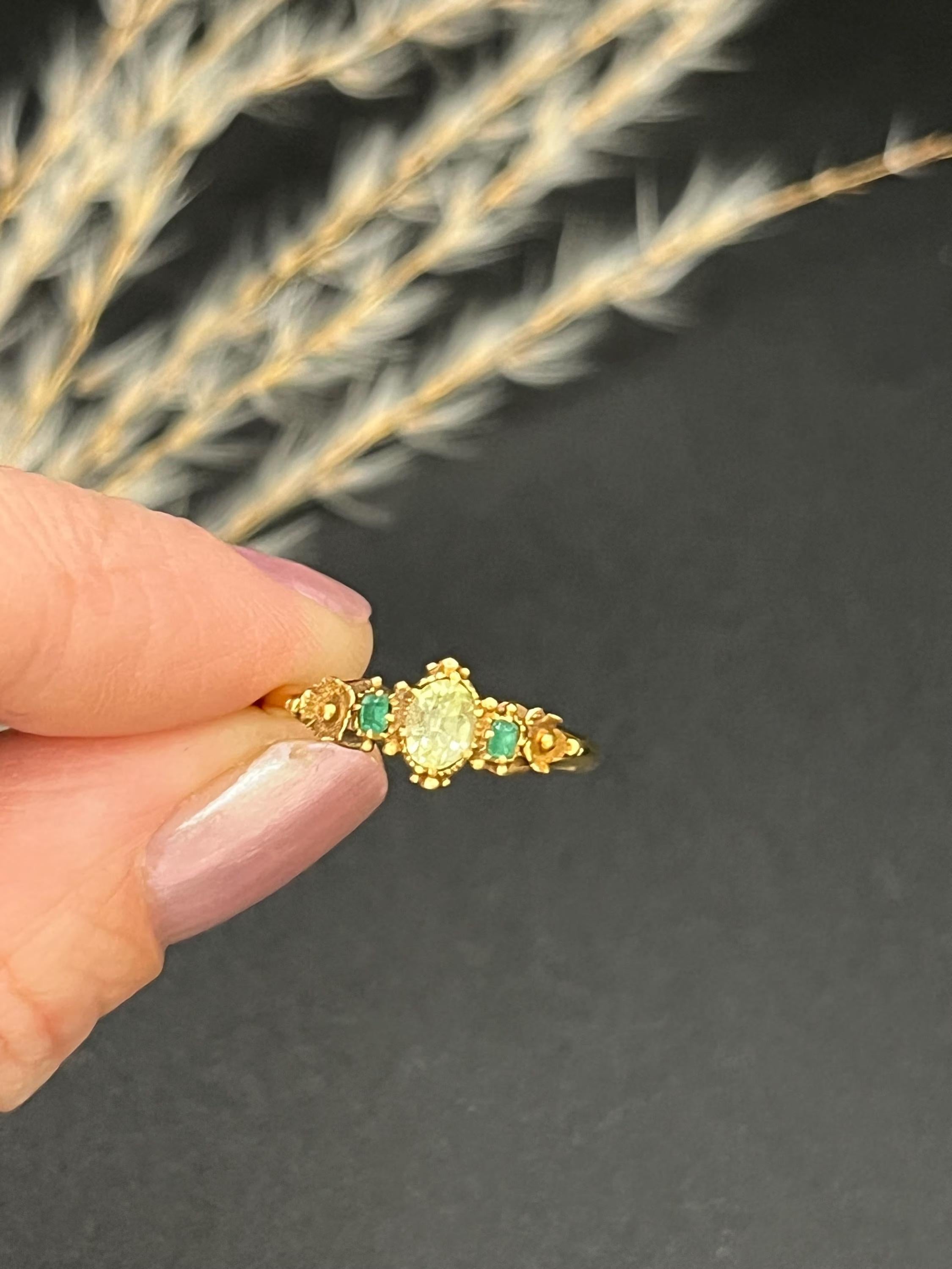 Victorien Bague florale en or 15ct, péridot et émeraude, circa 1840 en vente