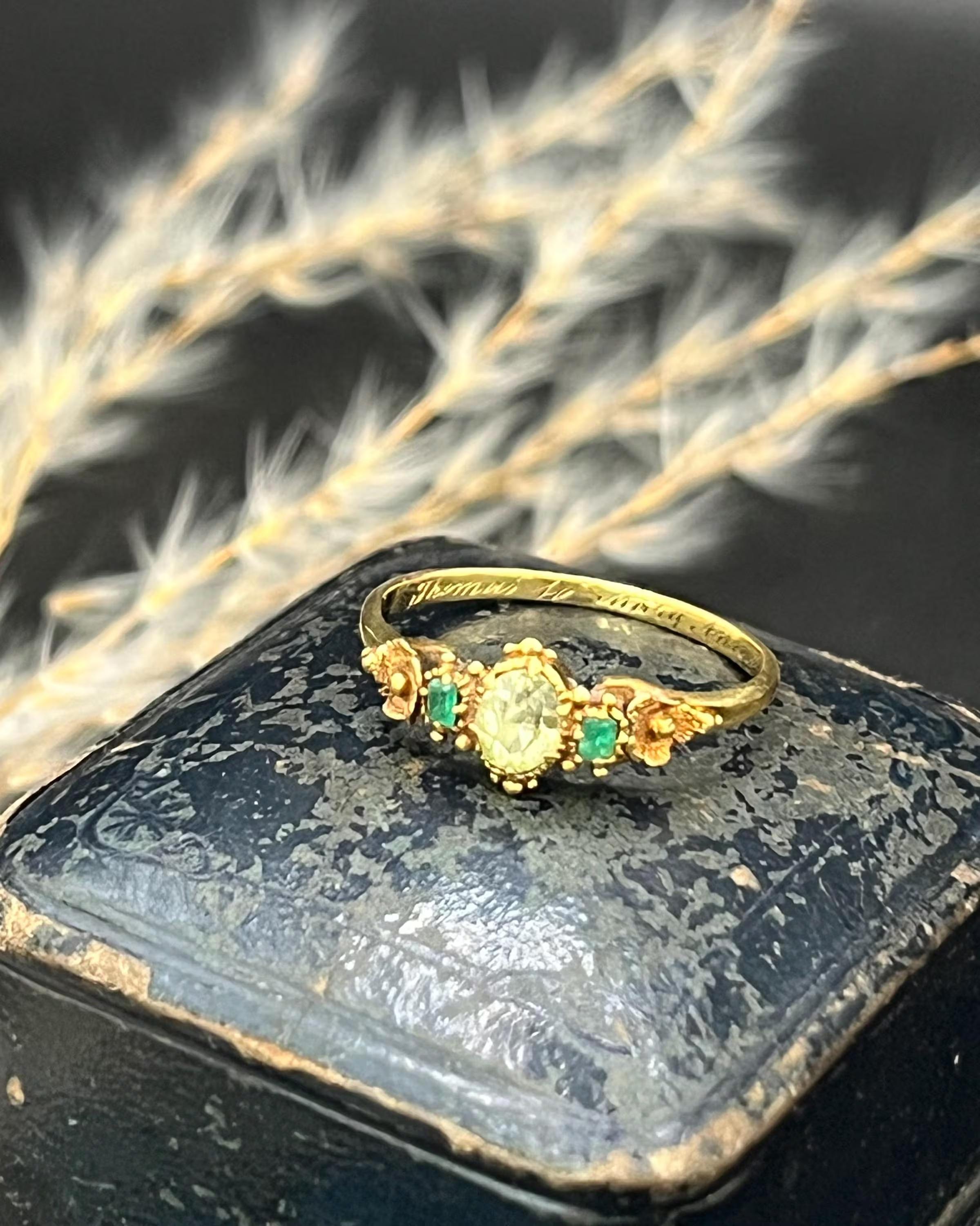 Taille ovale Bague florale en or 15ct, péridot et émeraude, circa 1840 en vente