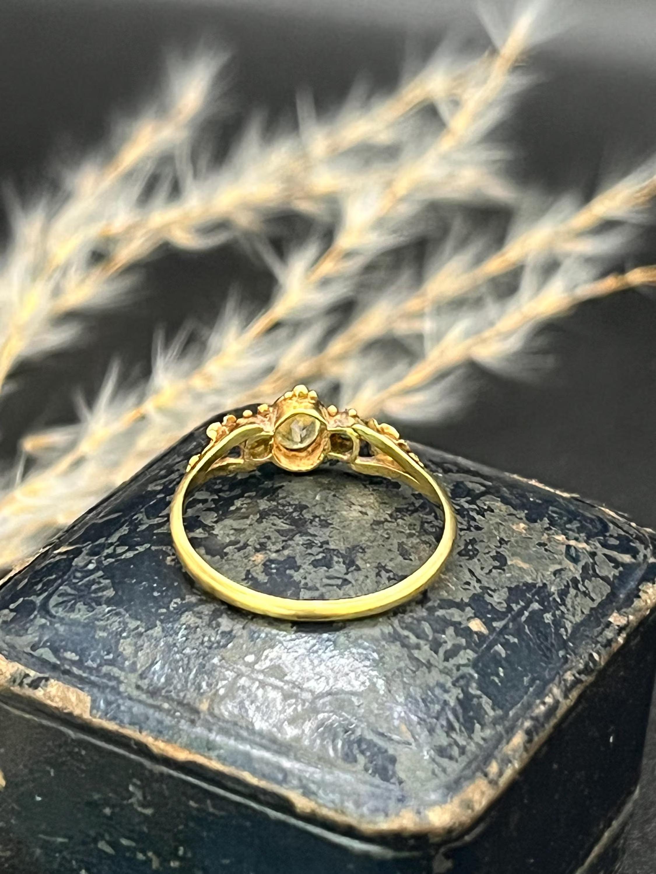 Bague florale en or 15ct, péridot et émeraude, circa 1840 Bon état - En vente à Brighton, GB