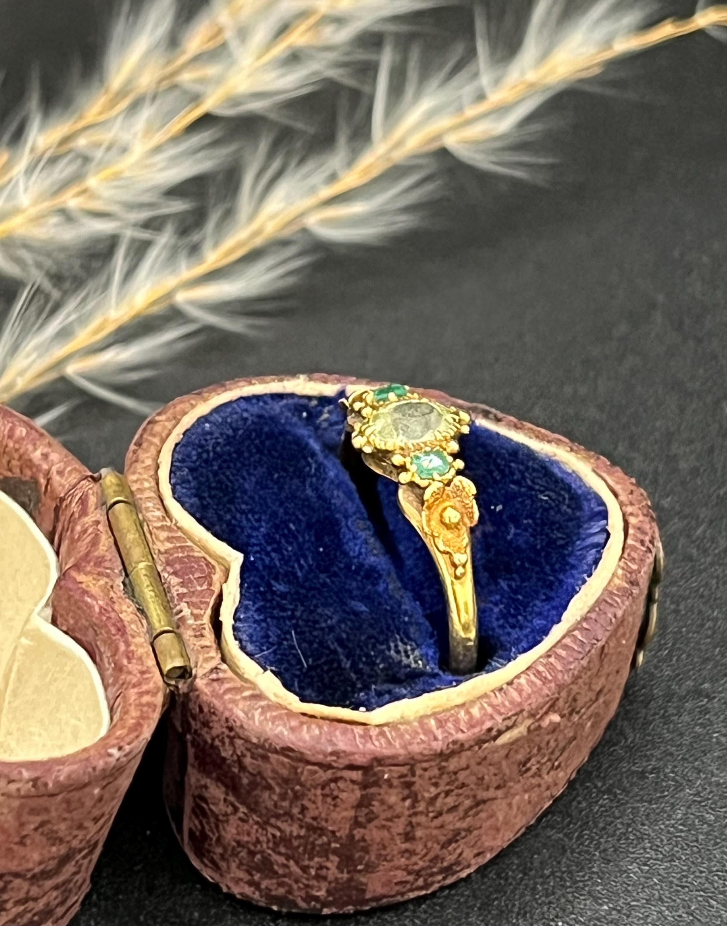 Bague florale en or 15ct, péridot et émeraude, circa 1840 Unisexe en vente