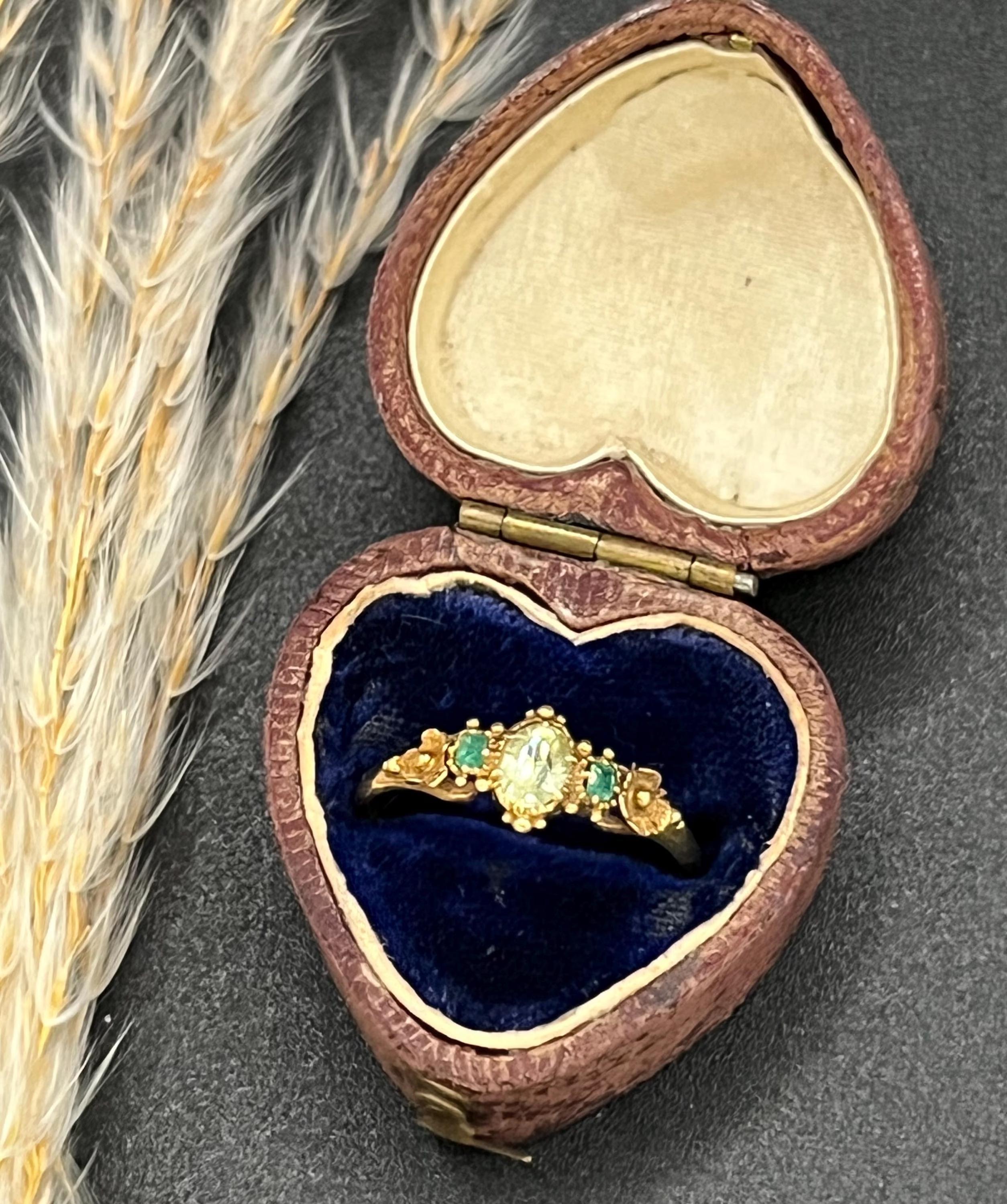 Bague florale en or 15ct, péridot et émeraude, circa 1840 en vente 1