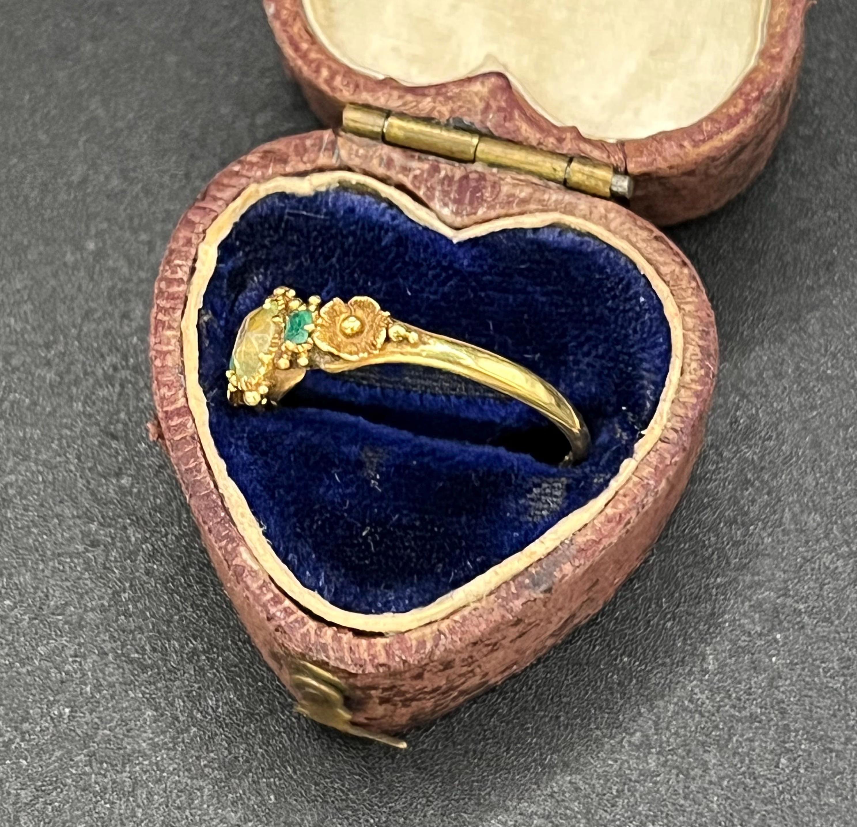 Bague florale en or 15ct, péridot et émeraude, circa 1840 en vente 2