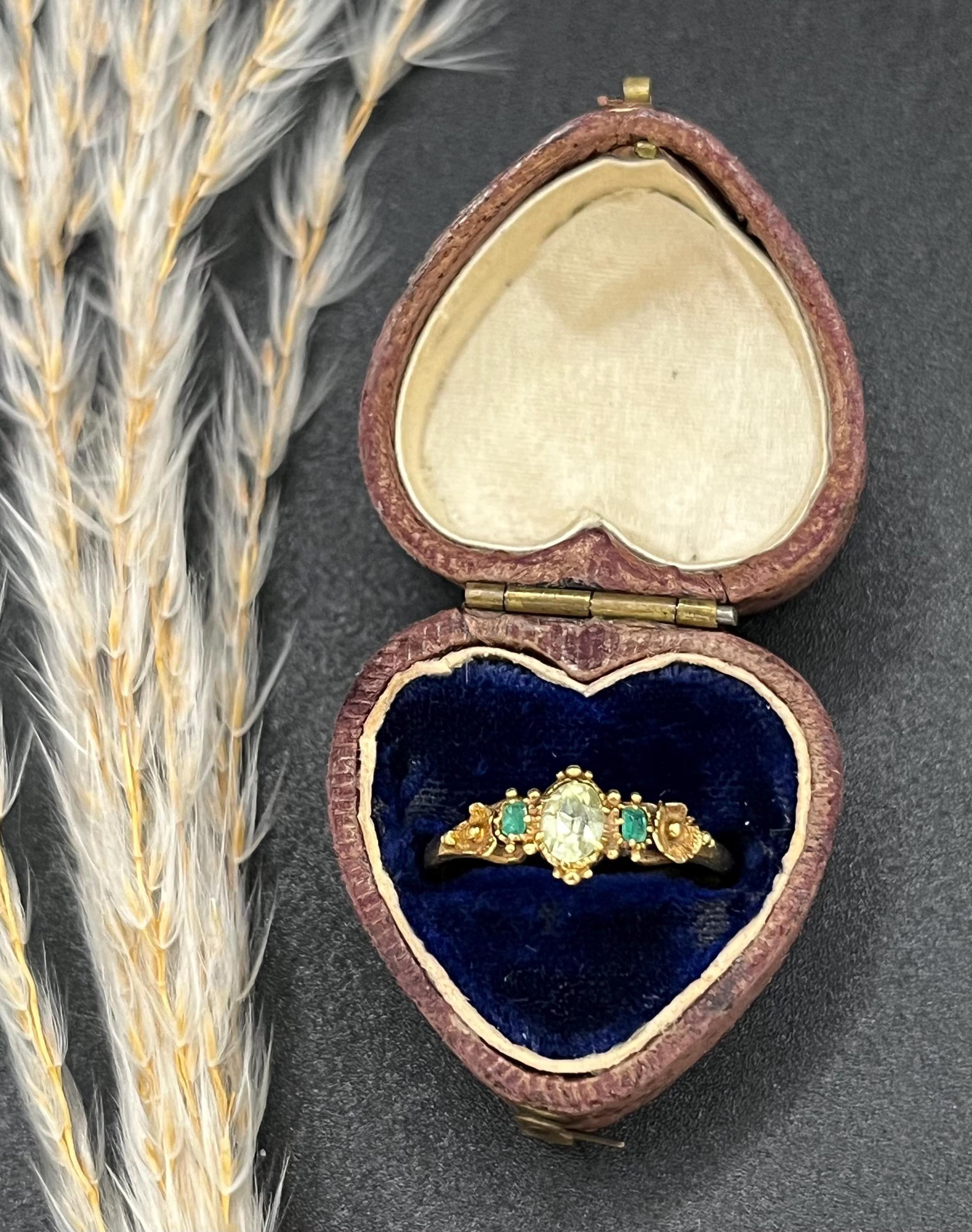 Bague florale en or 15ct, péridot et émeraude, circa 1840 en vente 3