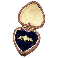 Bague florale en or 15ct, péridot et émeraude, circa 1840