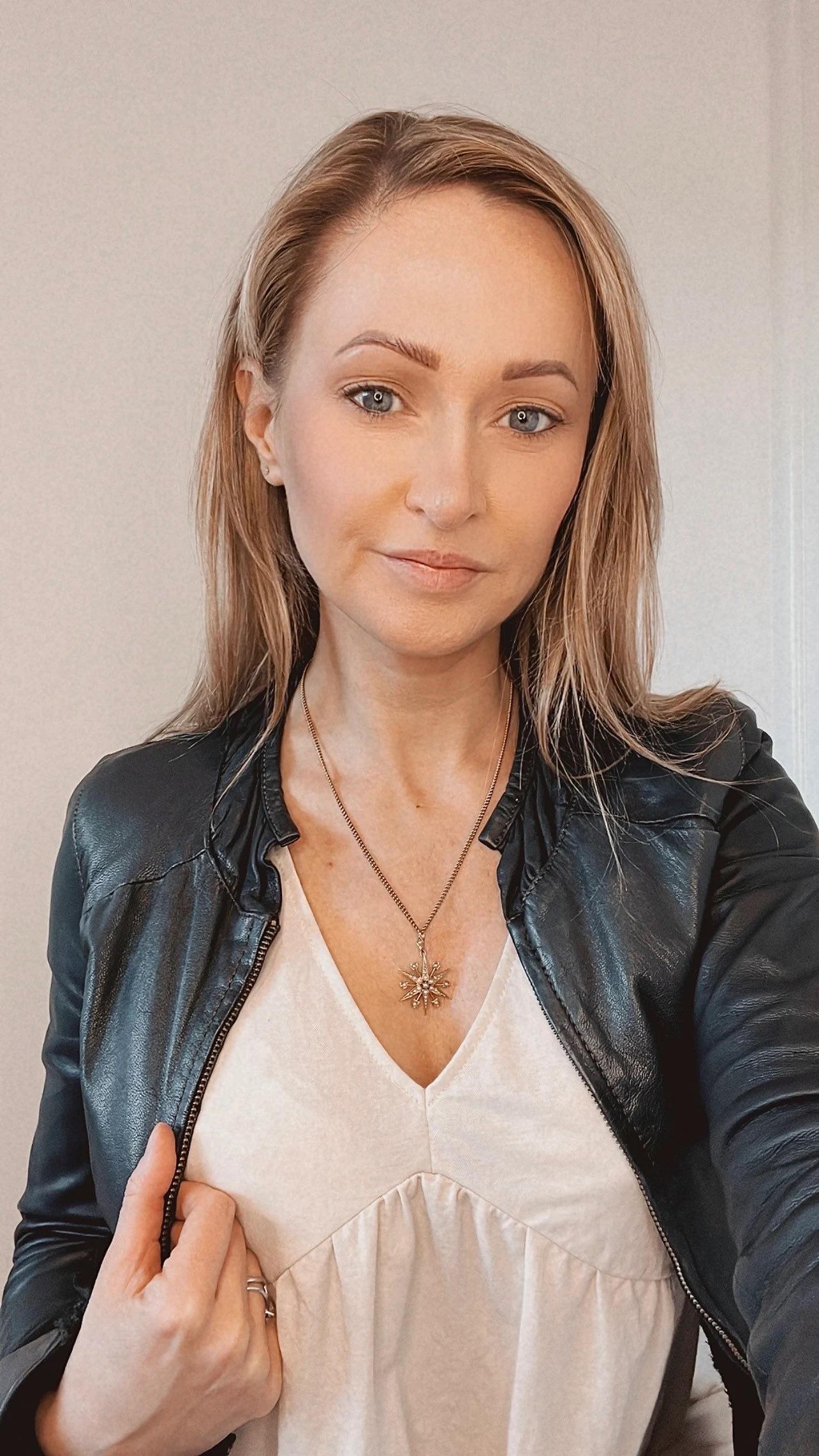 Pendentif étoile antique

Or 15ct estampillé

Circa 1900

*Chaîne vendue séparément 

Belle étoile à six branches de style édouardien. Chaque pointe est ornée de magnifiques perles de rocaille naturelles. Entre chaque pointe de l'étoile, des perles