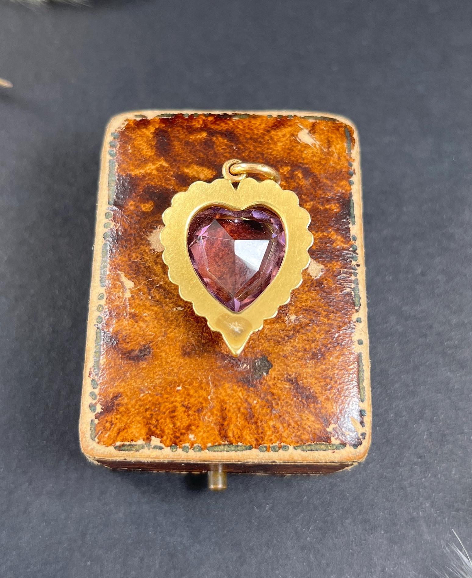 Pendentif coeur en améthyste et perles de rocaille 

Or 15ct testé

Circa 1900

Voici cet exquis pendentif édouardien en or 15ct en forme de cœur, mettant en valeur un superbe cœur d'améthyste facetté délicatement encadré de perles de rocaille