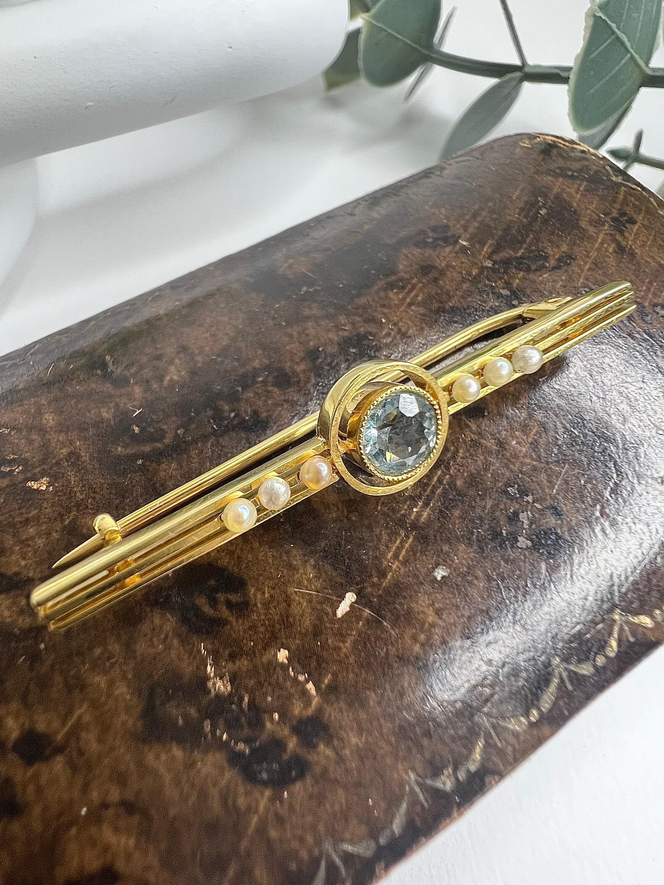 Antique Gold Brooch

15ct Gold 

Circa 1910

Beautiful Edwardian Bar Brooch. Set with a Centre Aquamarine & Three Seed Pearls Either Side. 

Measures Approx Length 44.5mm & Width Approx 8.3mm

All of our items are either Antique, Vintage or