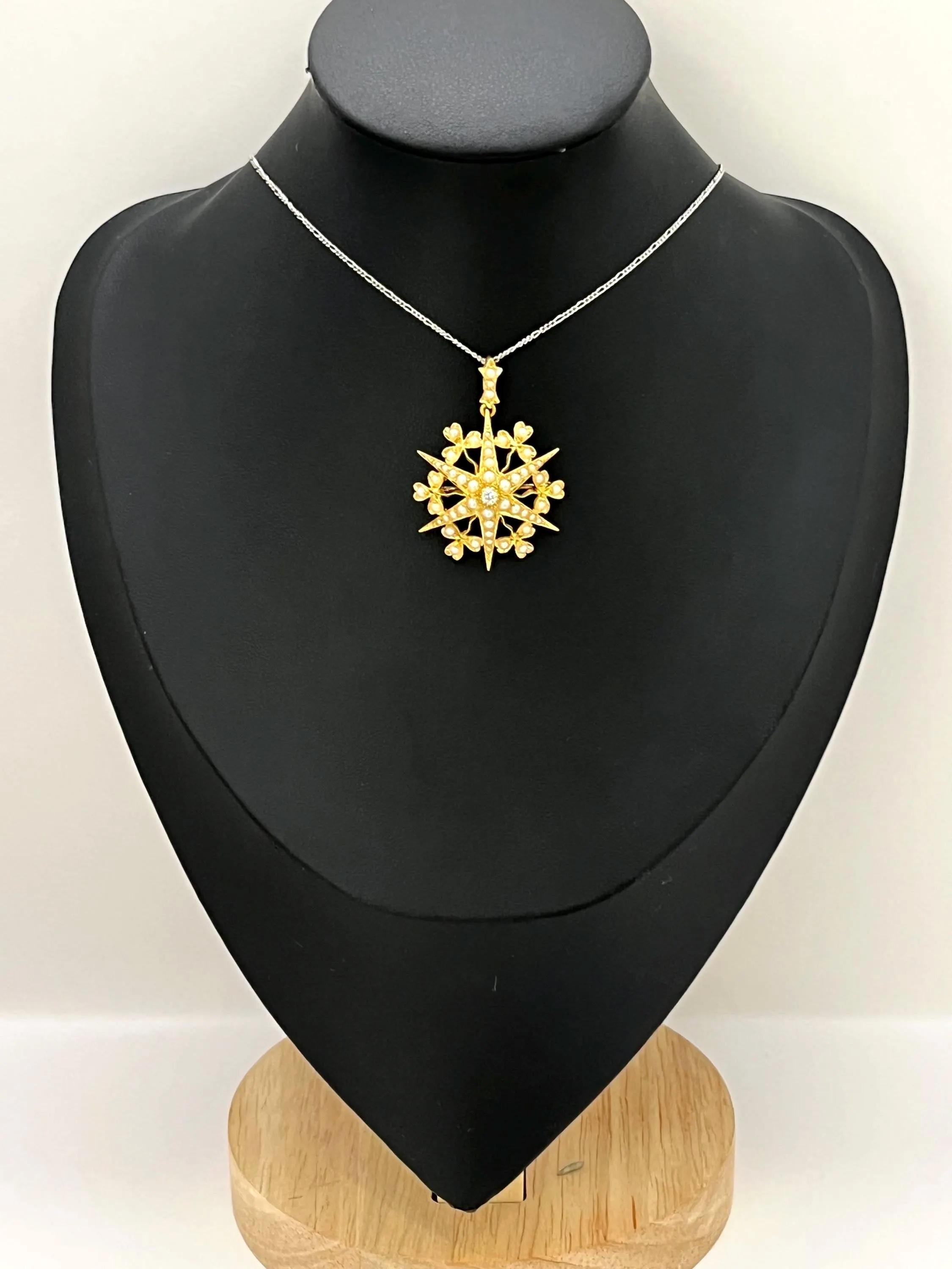 Ciondolo e spilla antica con diamanti e perle a stella

oro 18ct

Circa 1910

* La catena è venduta separatamente 

Spilla a stella edoardiana con perle naturali e diamante singolo centrale. Il design a raggiera è caratterizzato da punte d'oro