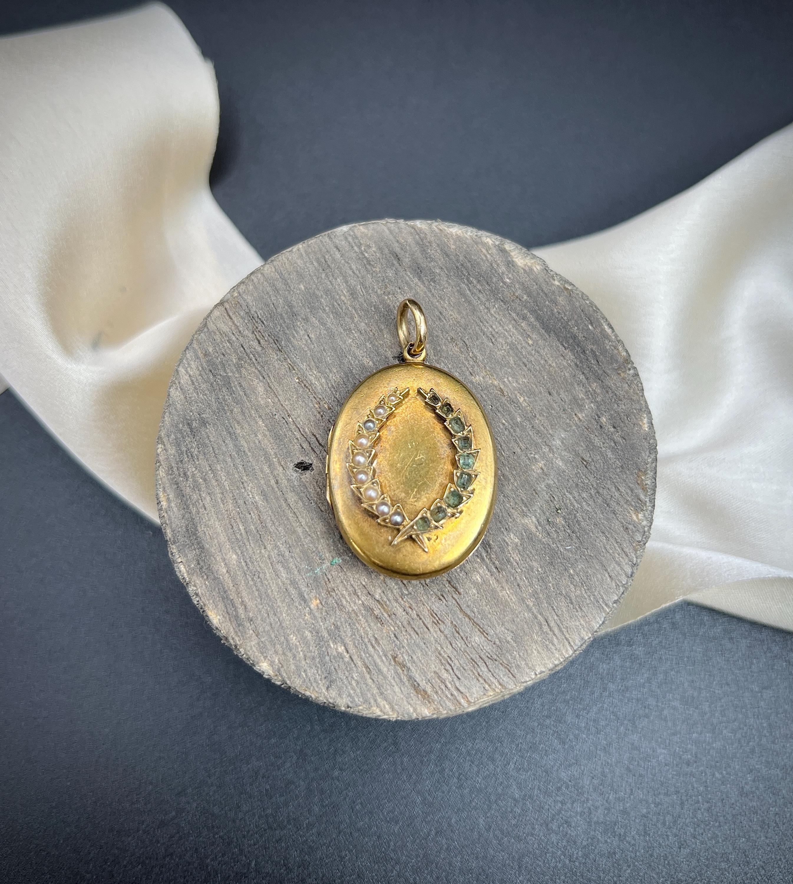 Antico medaglione ovale in oro 15 ct, smeraldo ed edoardiano e perle di seme a forma di foglia d'alloro in vendita 4