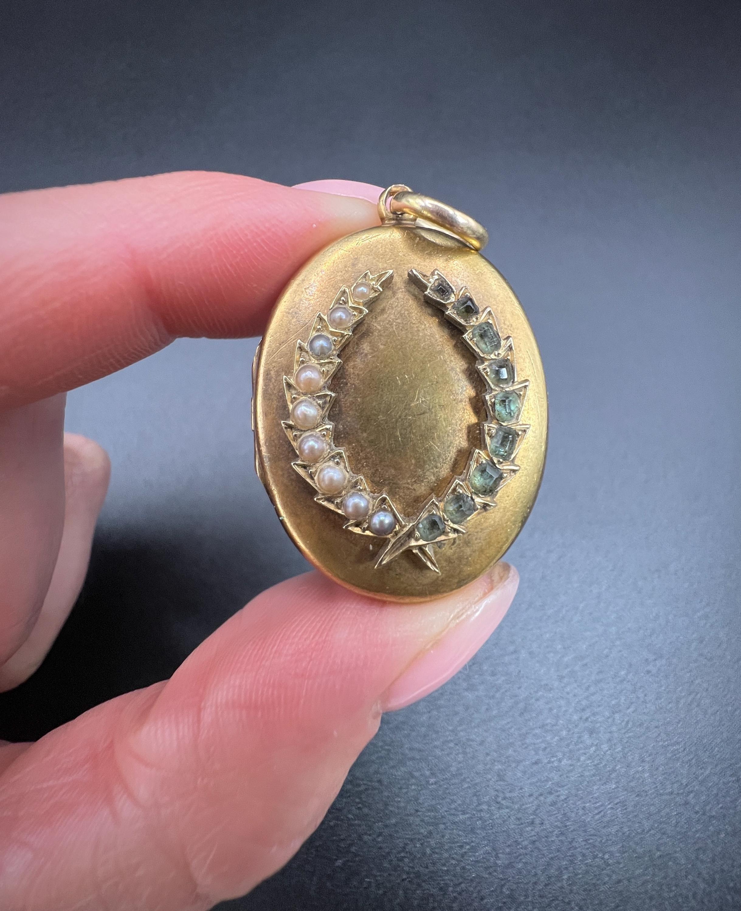 Antico medaglione ovale in oro 15 ct, smeraldo ed edoardiano e perle di seme a forma di foglia d'alloro in vendita 5