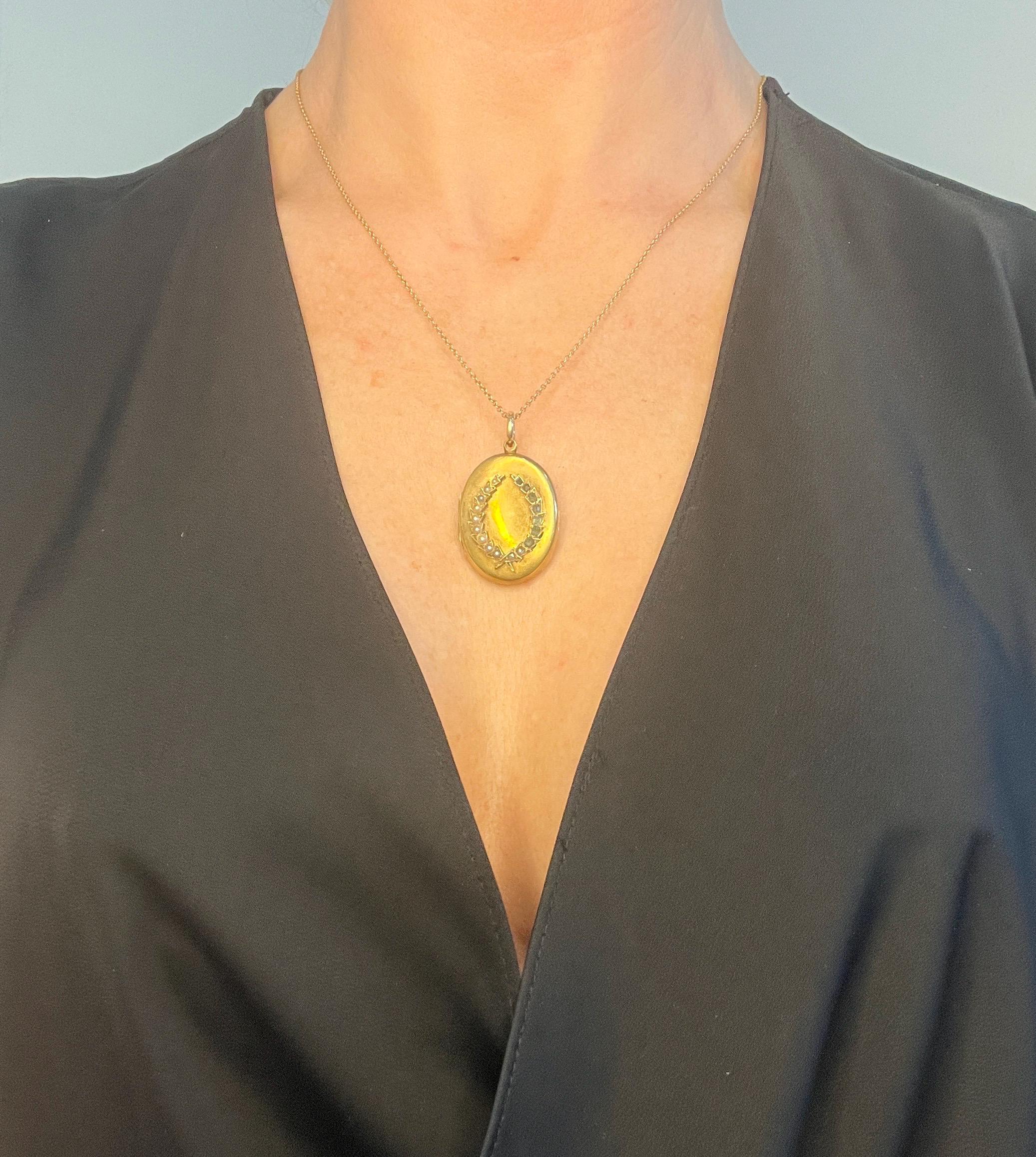 Medaglione in oro antico

Oro giallo 15ct

Circa 1910 

* LA CATENA È VENDUTA SEPARATAMENTE

Questo squisito medaglione edoardiano di forma ovale è una vera bellezza, realizzato in oro giallo a 15 carati e ornato con un motivo di foglie di alloro.