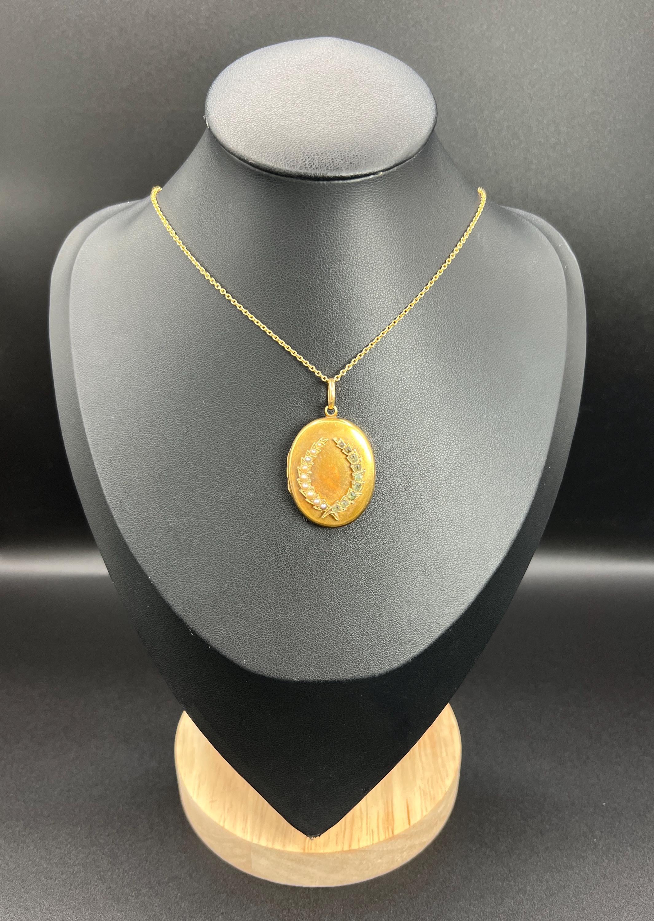 Edoardiano Antico medaglione ovale in oro 15 ct, smeraldo ed edoardiano e perle di seme a forma di foglia d'alloro in vendita