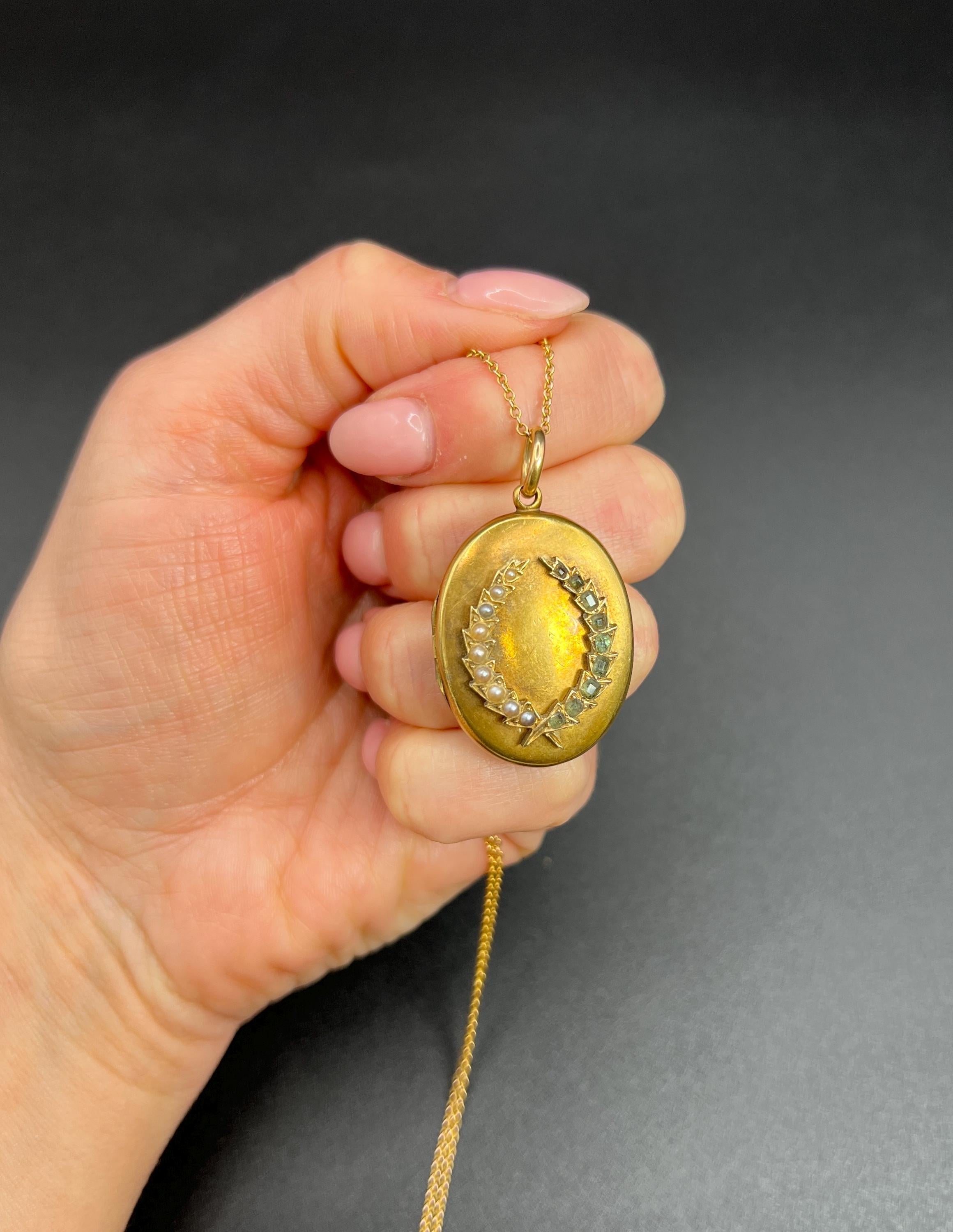 Taglio misto Antico medaglione ovale in oro 15 ct, smeraldo ed edoardiano e perle di seme a forma di foglia d'alloro in vendita