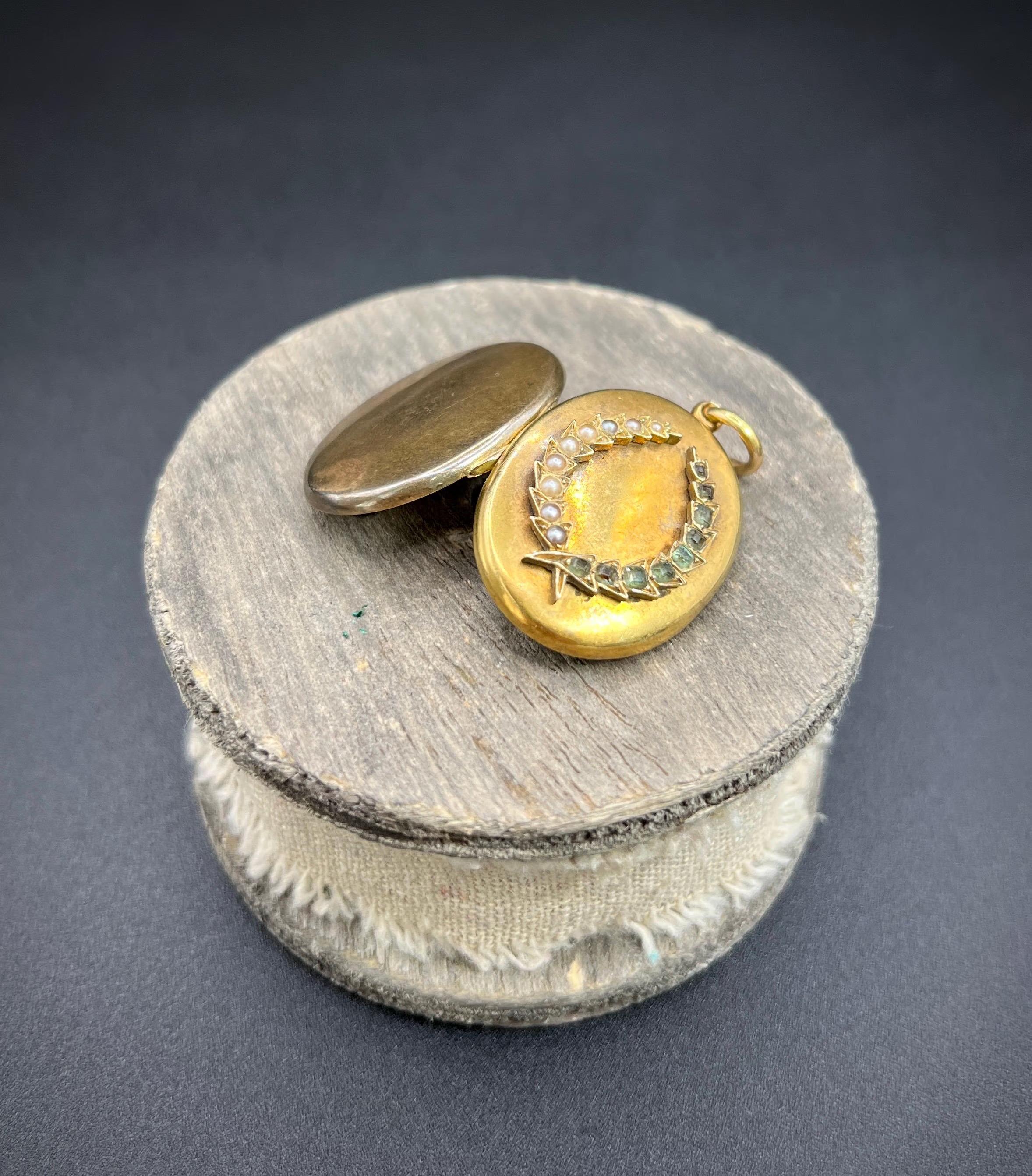 Antico medaglione ovale in oro 15 ct, smeraldo ed edoardiano e perle di seme a forma di foglia d'alloro In condizioni buone in vendita a Brighton, GB