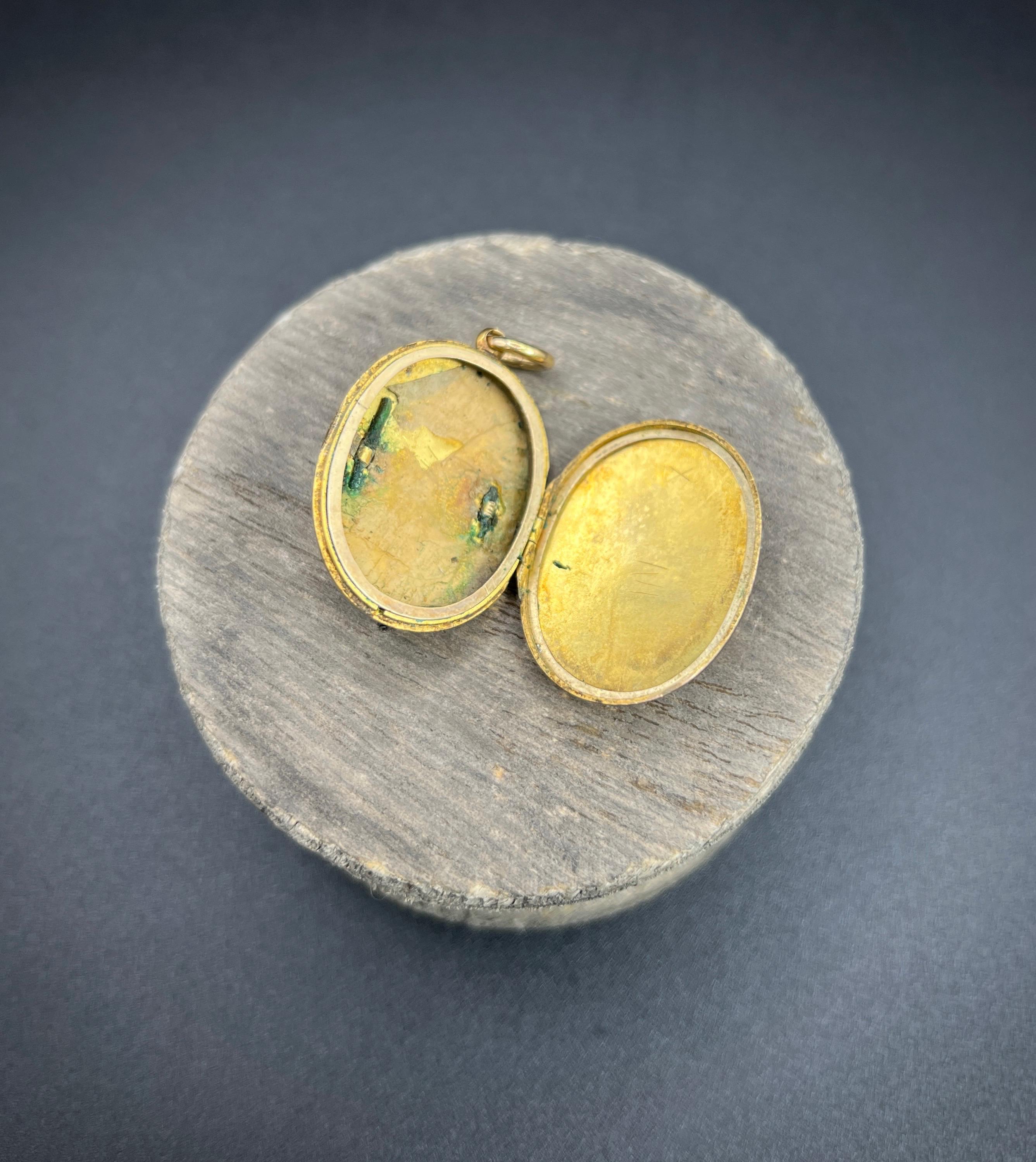da uomo o donna Antico medaglione ovale in oro 15 ct, smeraldo ed edoardiano e perle di seme a forma di foglia d'alloro in vendita