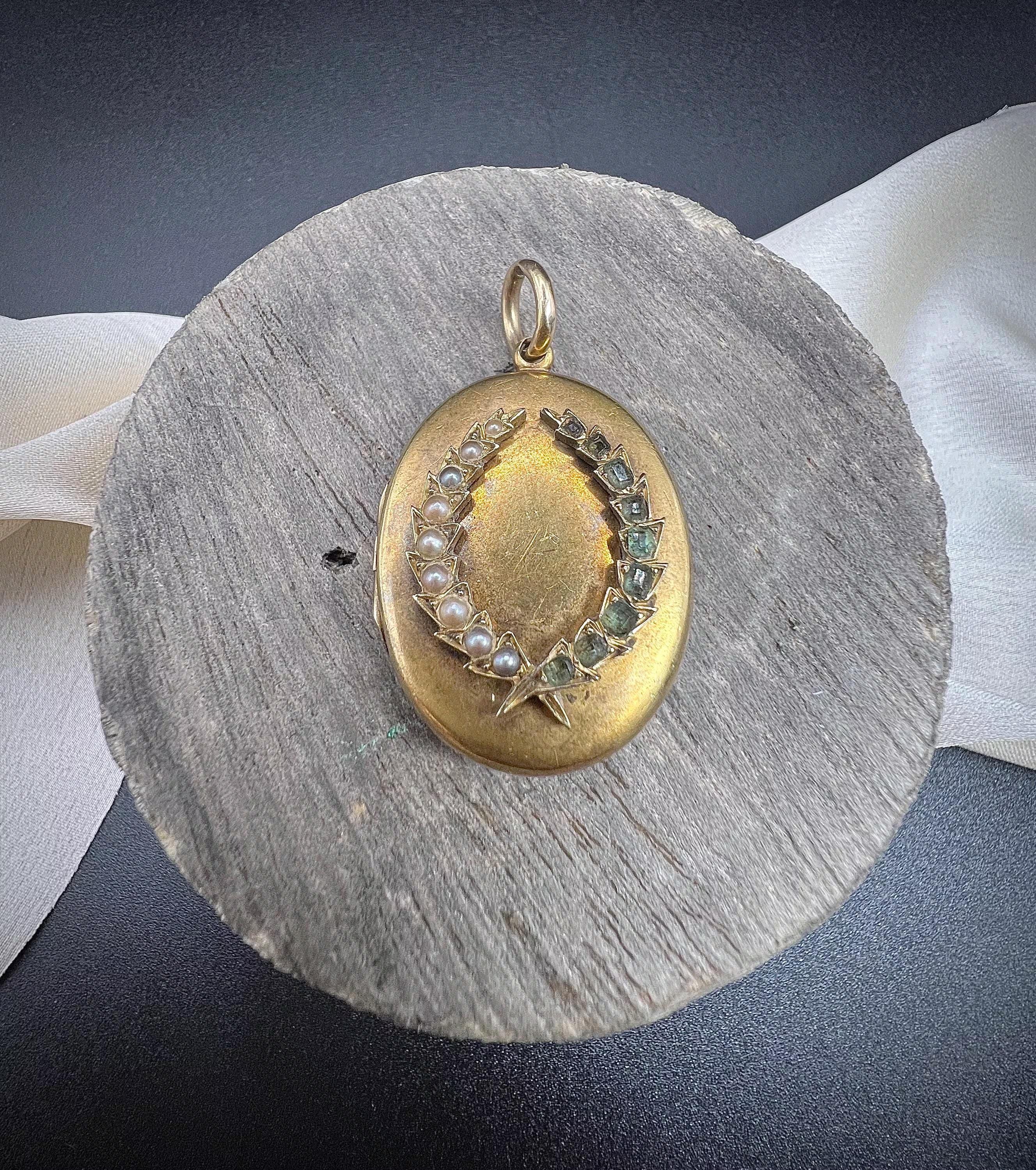 Antico medaglione ovale in oro 15 ct, smeraldo ed edoardiano e perle di seme a forma di foglia d'alloro in vendita 1