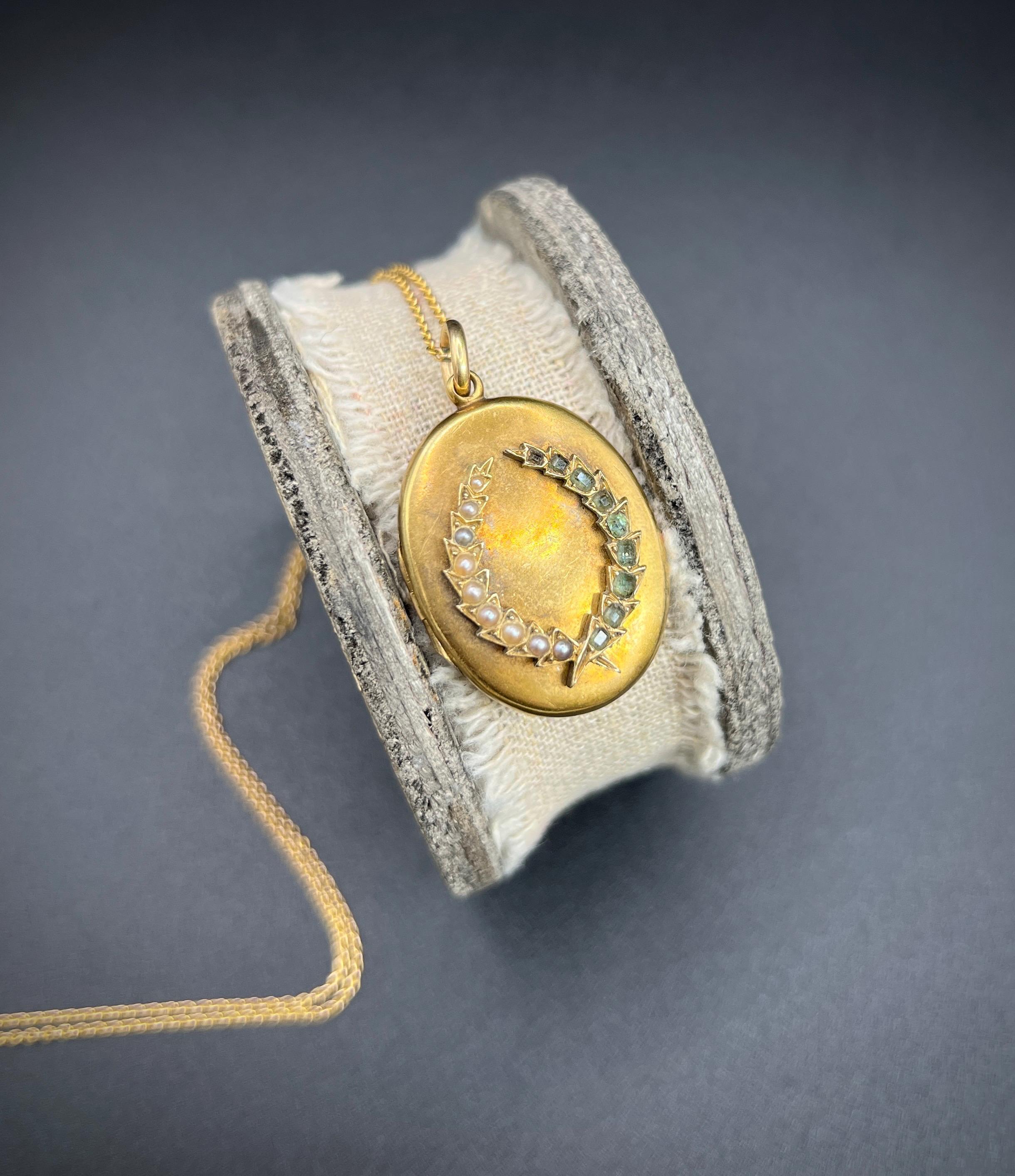 Antico medaglione ovale in oro 15 ct, smeraldo ed edoardiano e perle di seme a forma di foglia d'alloro in vendita 2
