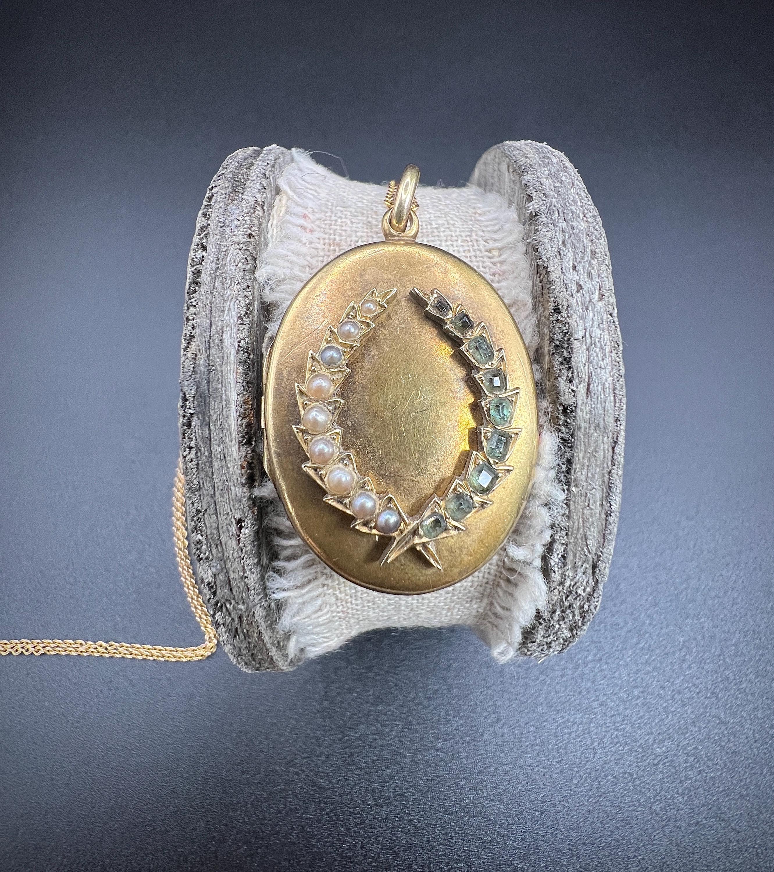 Antico medaglione ovale in oro 15 ct, smeraldo ed edoardiano e perle di seme a forma di foglia d'alloro in vendita 3
