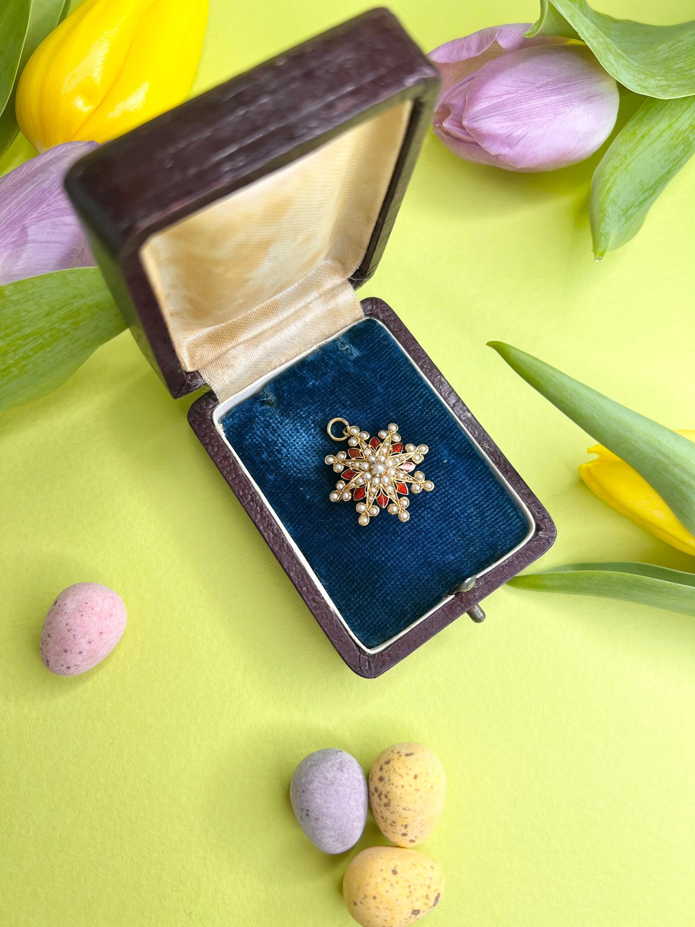 Antique Star Pendant/Brooch

15ct Gold Stamped 

Circa 1900

Beautiful Edwardian Star or Snowflake Shaped Pendant & Brooch. 
Set with Lovely Red Enamel & Gorgeous Seed Pearls. 

Measures Approx 23mm in Diameter 

*chain sold separately 

All of our