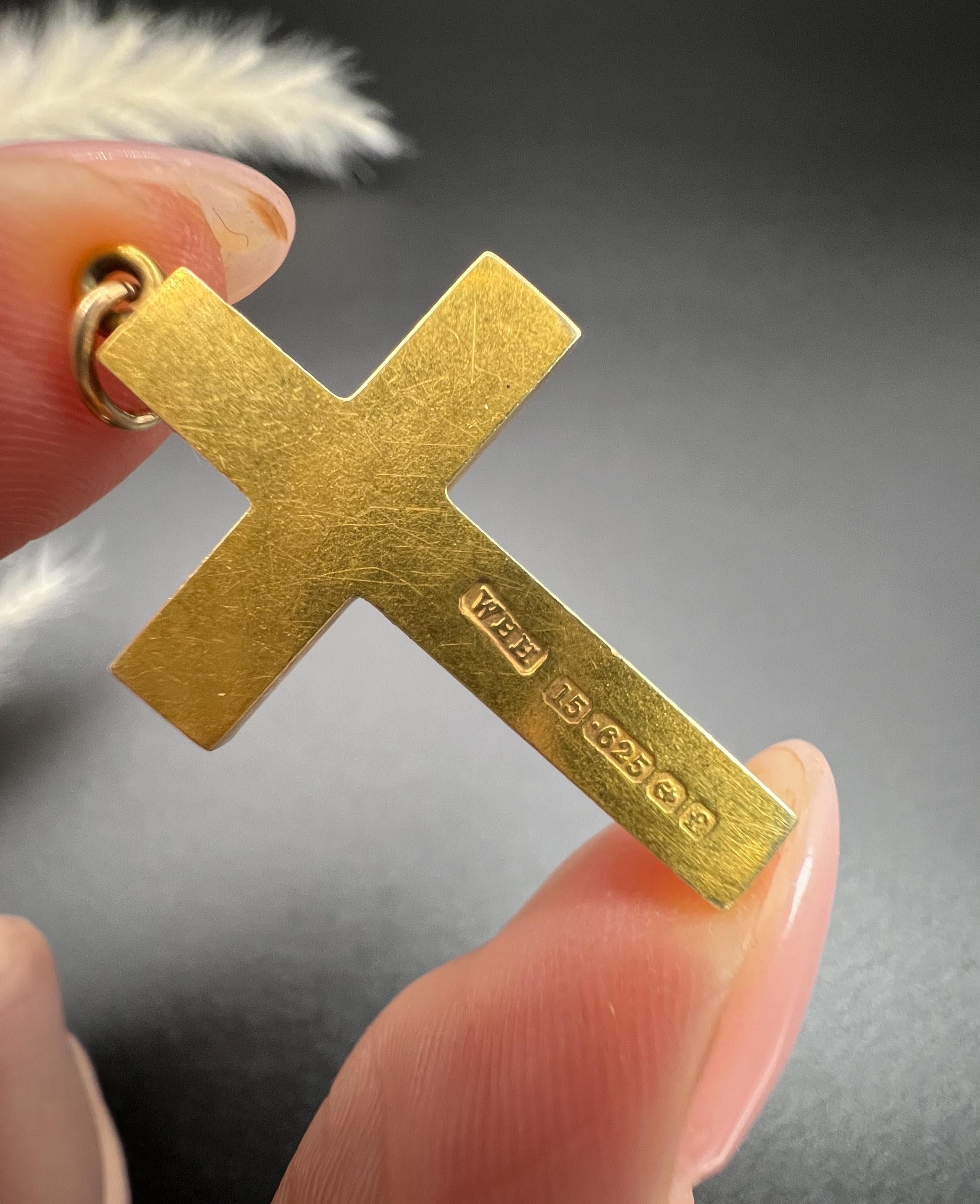 Pendentif croix antique 

Or 15ct estampillé

Poinçonné Birmingham 1905

Marque de fabrique W H H 

*LA CHAÎNE EST VENDUE SÉPARÉMENT.

Remontez le temps avec cet exquis pendentif en forme de croix de l'époque édouardienne, réalisé en or jaune 15ct