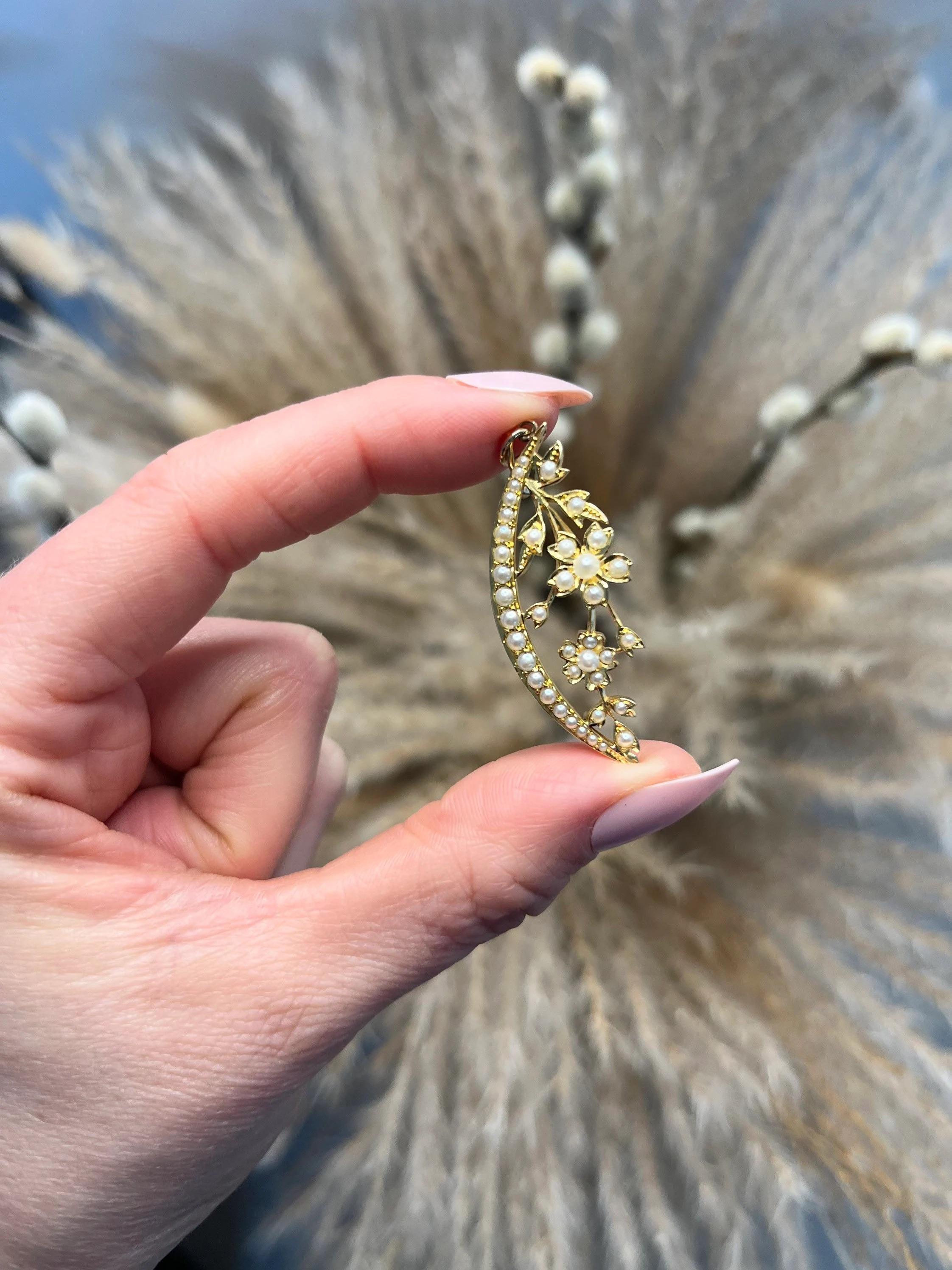Antique Crescent Pendant 

15ct Gold

Circa 1900

Beautiful, Edwardian crescent moon pendant. 
Set with a lovely single row of graduated, natural seed pearls. The crescent is beautifully decorated with gorgeous, gold & seed pearl flowers. Such a