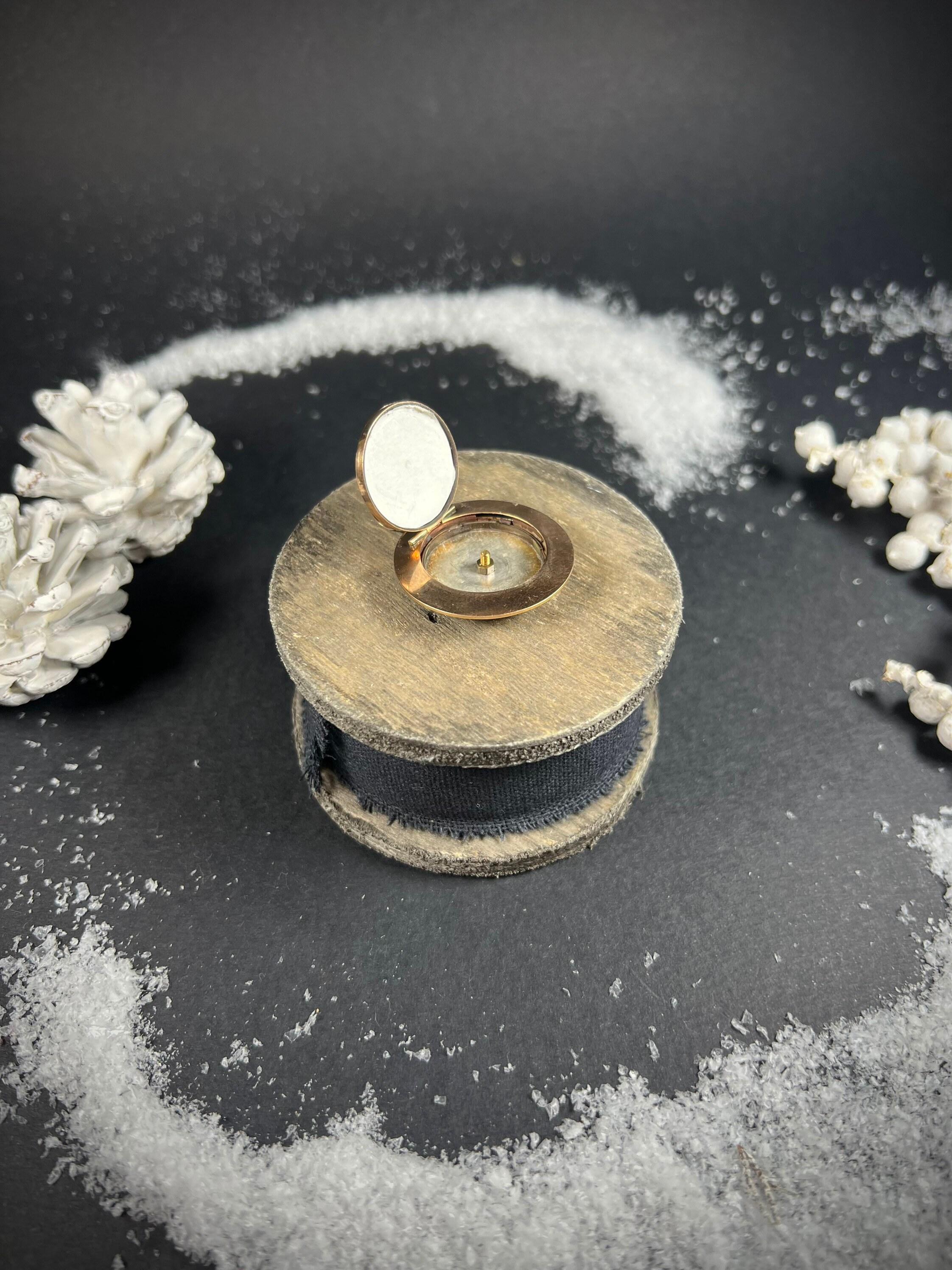 Pendentif médaillon édouardien ancien en or 15 carats, émail guilloché et perles naturelles en vente 1