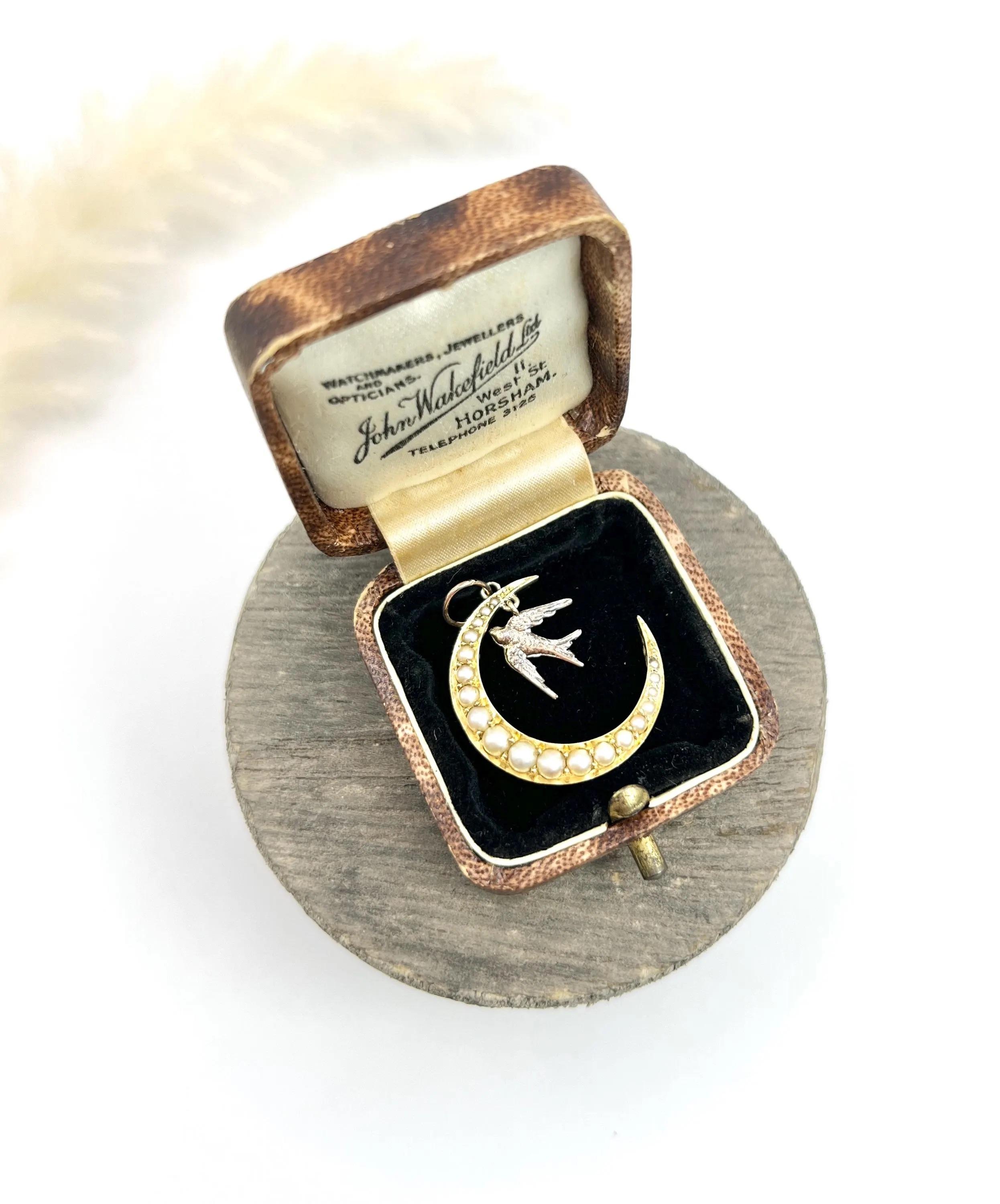 Colgante Media Luna Antigua

Oro de 15 ct

Alrededor de 1910

*LA CADENA SE VENDE POR SEPARADO. 

Este exquisito colgante de luna creciente de oro amarillo de 15 quilates está bellamente adornado con una disposición graduada de perlas iridiscentes,
