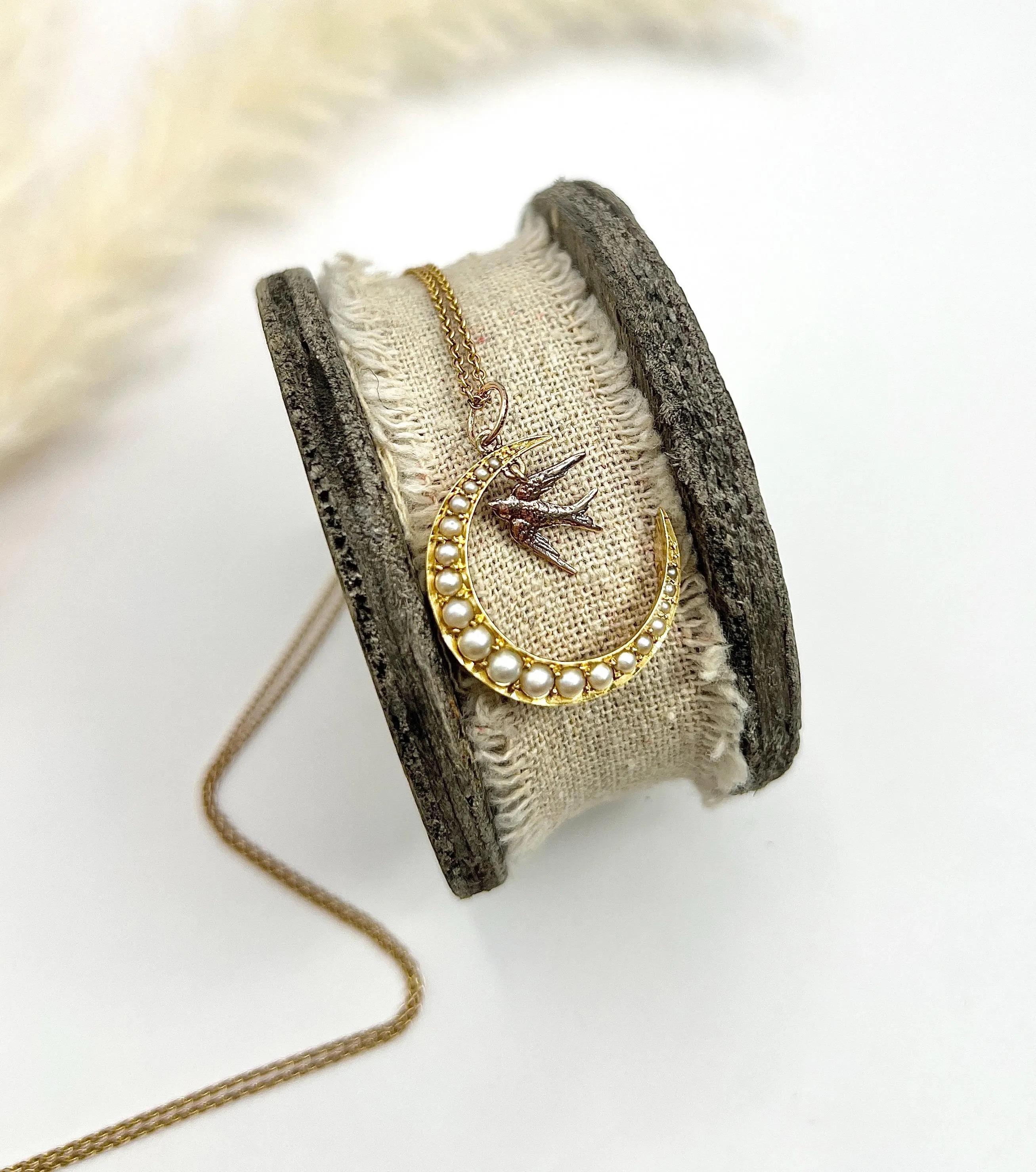 Antiguo colgante de oro de 15 ct, eduardiano Luna creciente de perlas con golondrina de oro rosa Eduardiano en venta