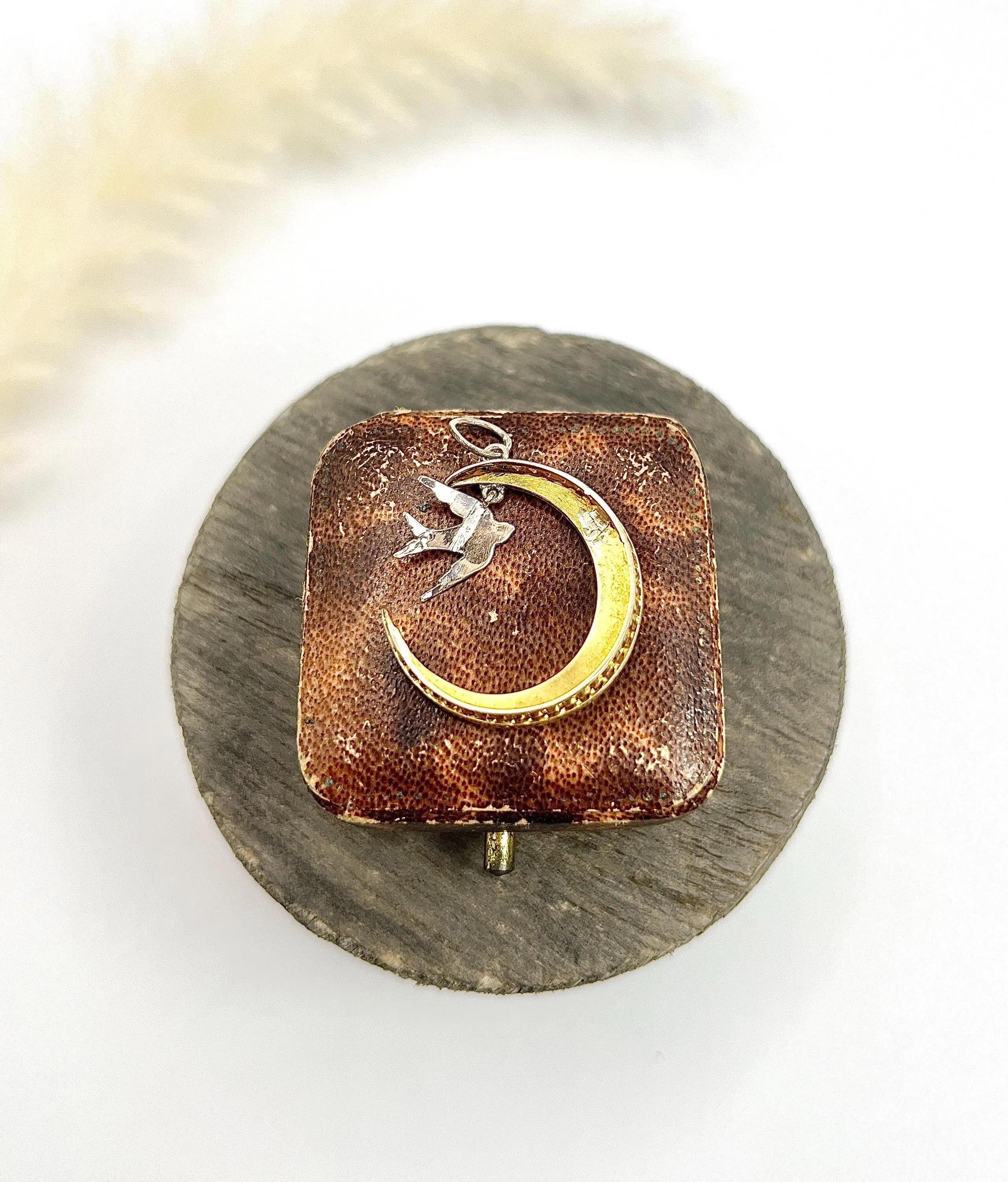 Antiguo colgante de oro de 15 ct, eduardiano Luna creciente de perlas con golondrina de oro rosa en Bueno estado para la venta en Brighton, GB