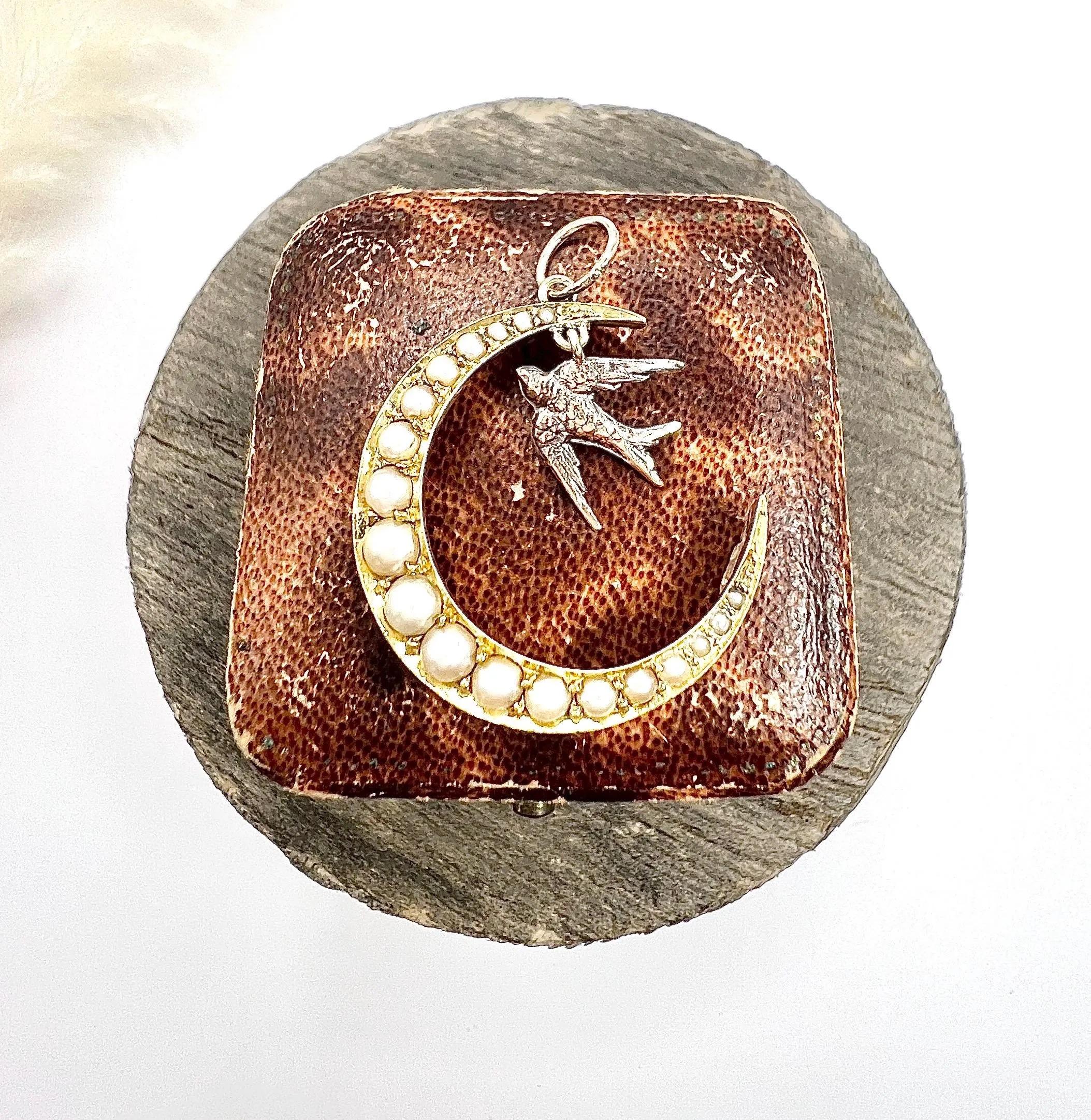 Femenino o masculino Antiguo colgante de oro de 15 ct, eduardiano Luna creciente de perlas con golondrina de oro rosa en venta