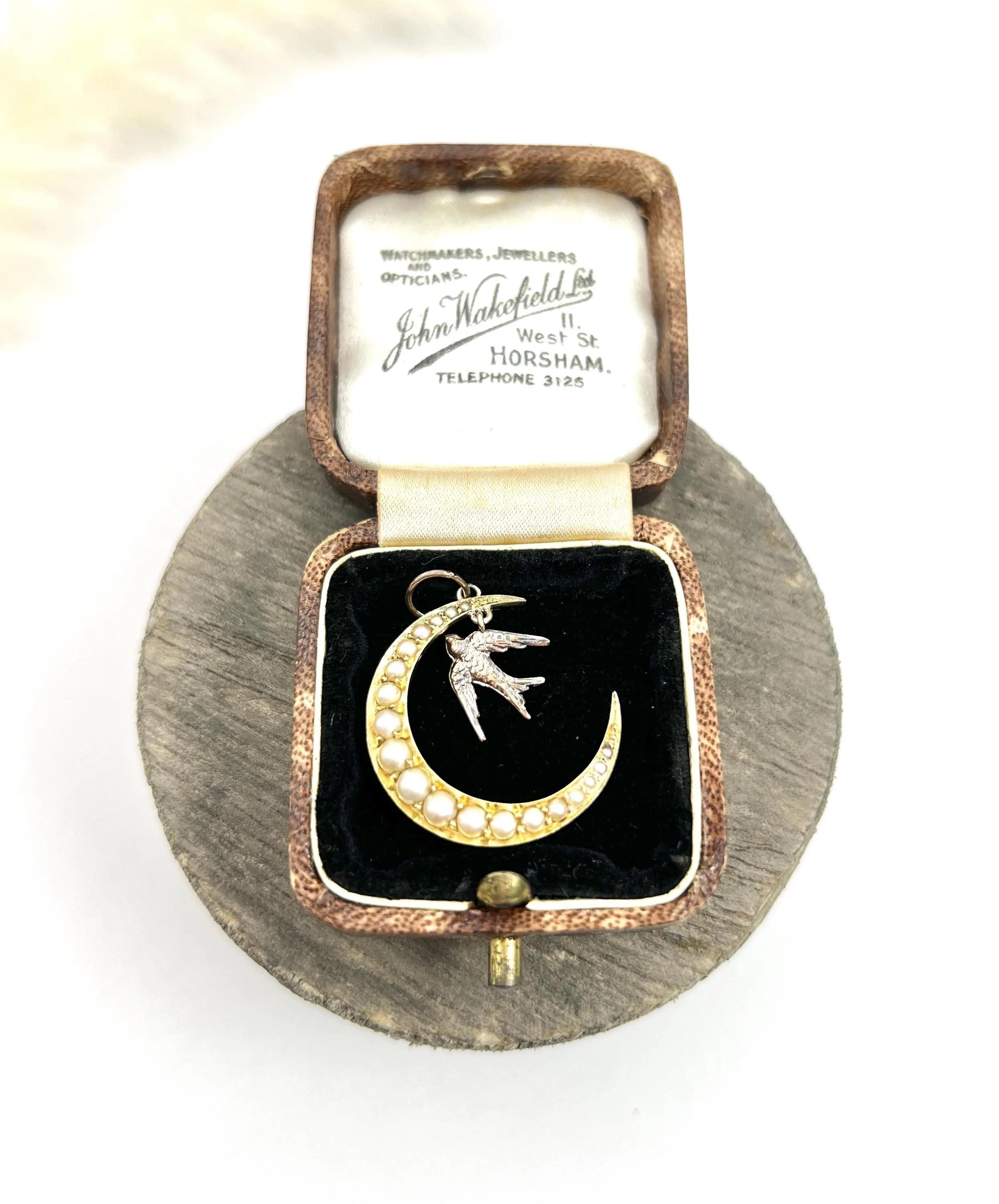 Antiguo colgante de oro de 15 ct, eduardiano Luna creciente de perlas con golondrina de oro rosa en venta 1