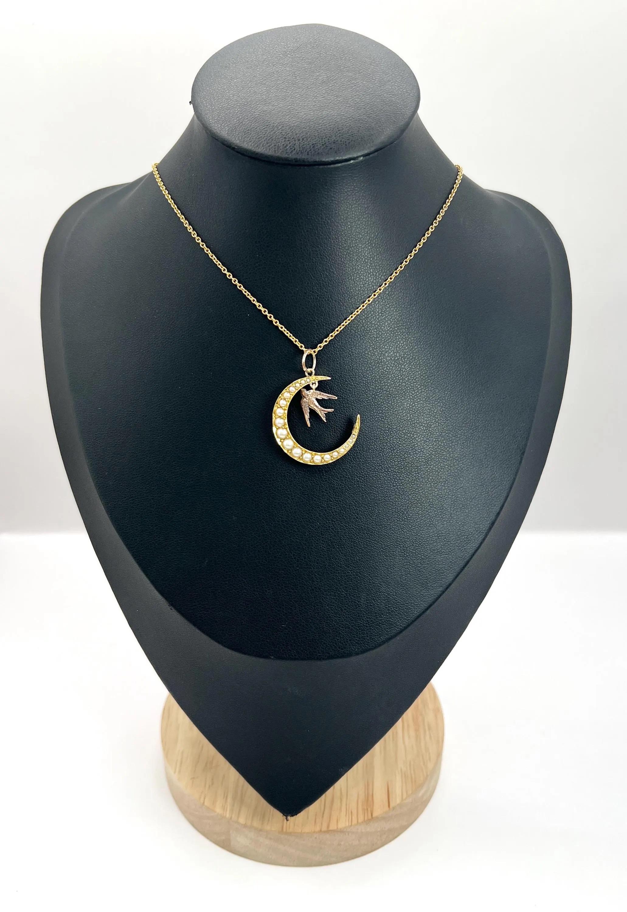 Antiguo colgante de oro de 15 ct, eduardiano Luna creciente de perlas con golondrina de oro rosa en venta 2