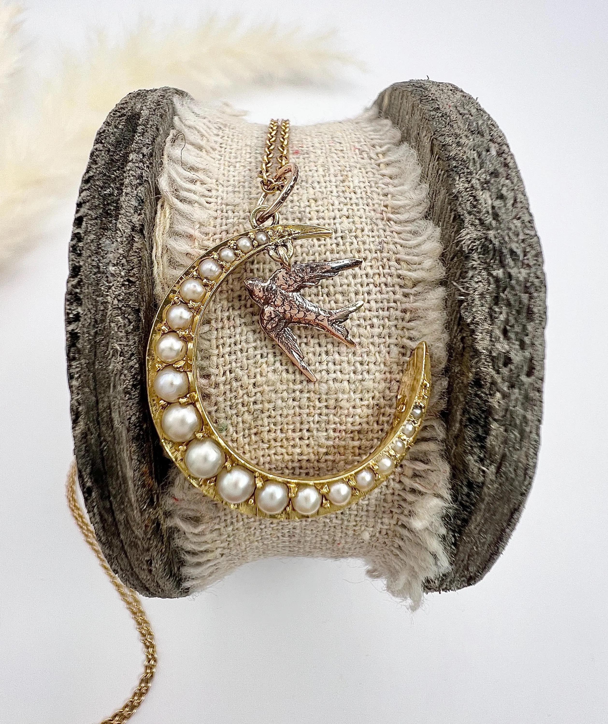 Antiguo colgante de oro de 15 ct, eduardiano Luna creciente de perlas con golondrina de oro rosa en venta 3