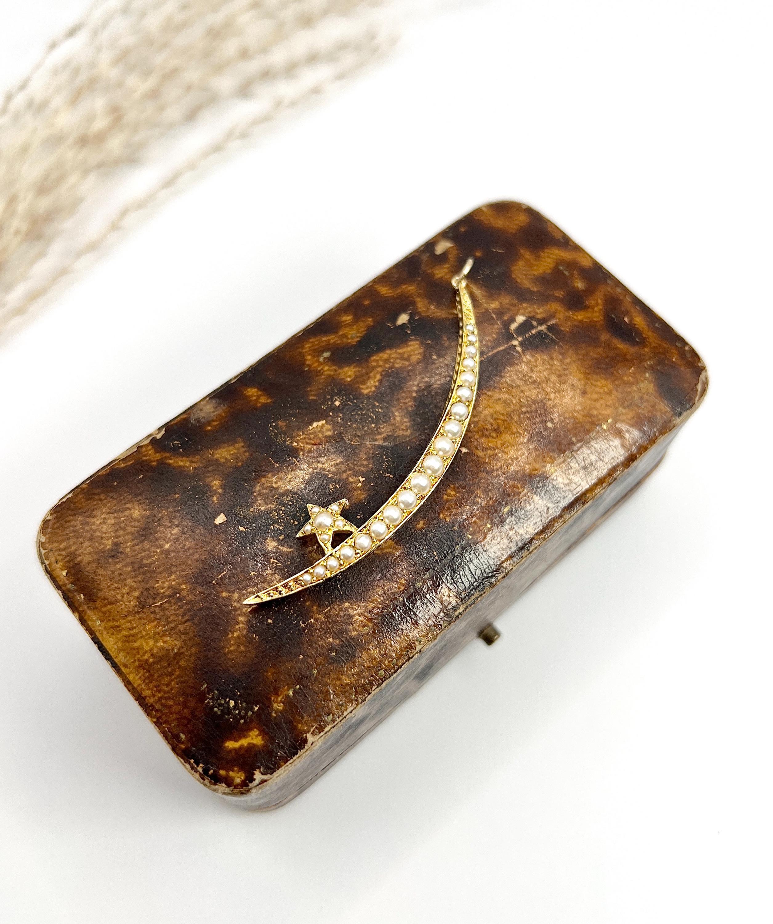 Ciondolo a mezzaluna antico 

Testato in oro 15 ct. 

Circa 1910

*LA CATENA È VENDUTA SEPARATAMENTE 

Abbraccia l'eleganza dell'epoca edoardiana con questo raffinato ciondolo a forma di mezzaluna in oro giallo 15 ct, ornato da un'affascinante