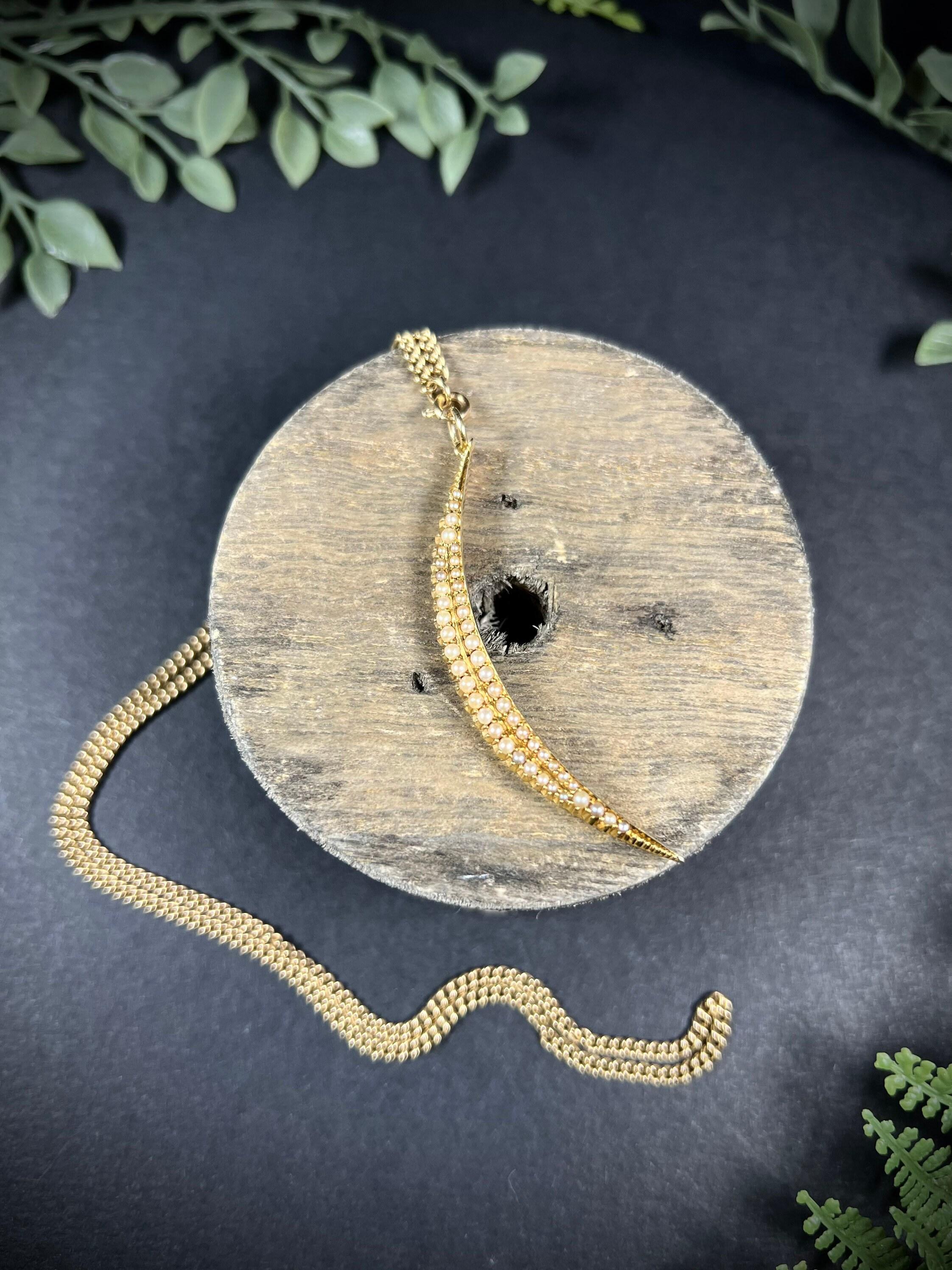 Taille ronde Pendentif ancien en or 15ct Edwardian en forme de croissant perlé en vente