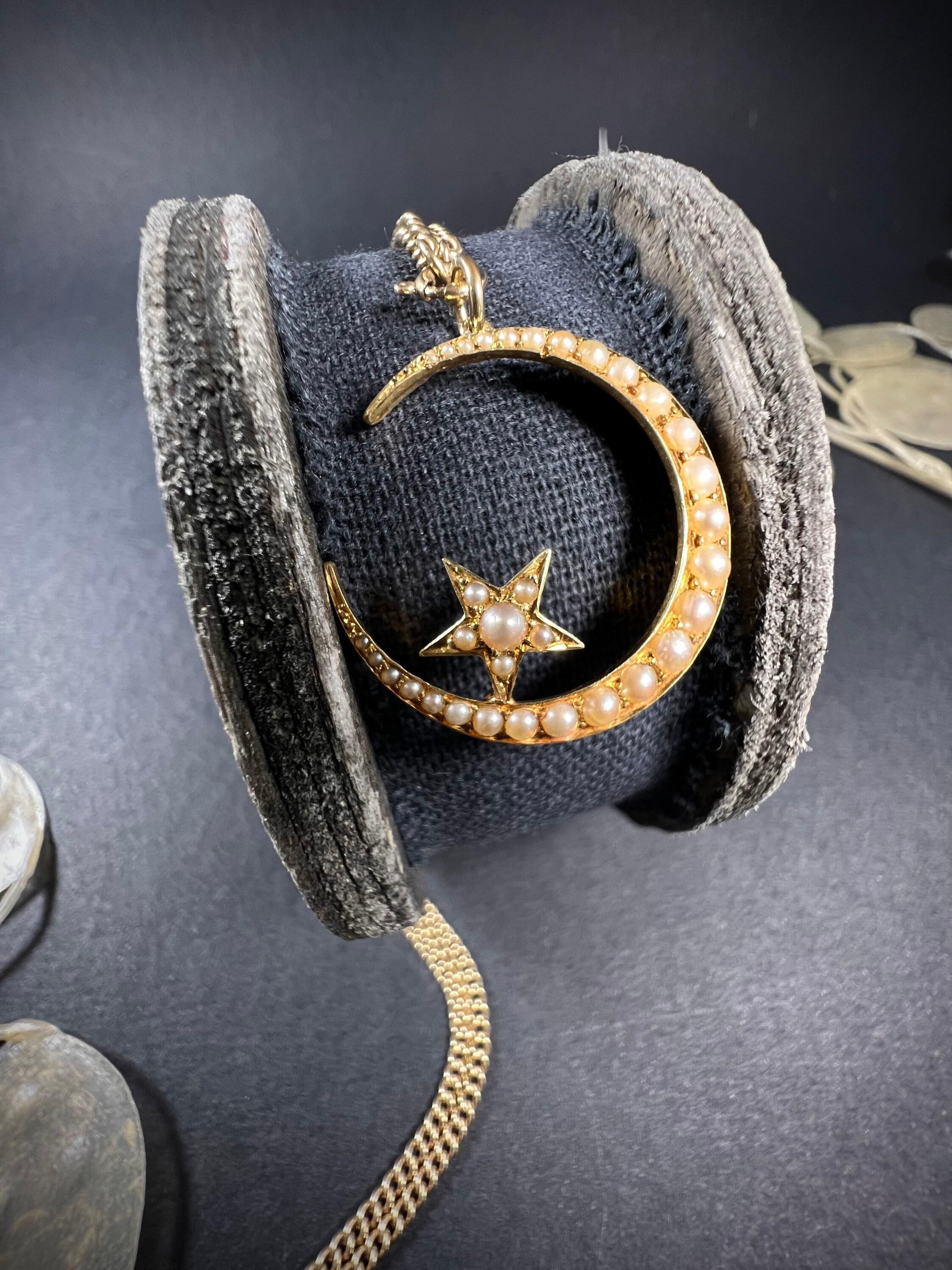 Pendentif croissant antique 

Or 15 carats 

Circa 1900

Superbe pendentif édouardien en forme de croissant de lune. 
Serti de magnifiques perles naturelles graduées et d'une jolie petite étoile sertie de perles.  

Mesure environ 24,8 mm de hauteur
