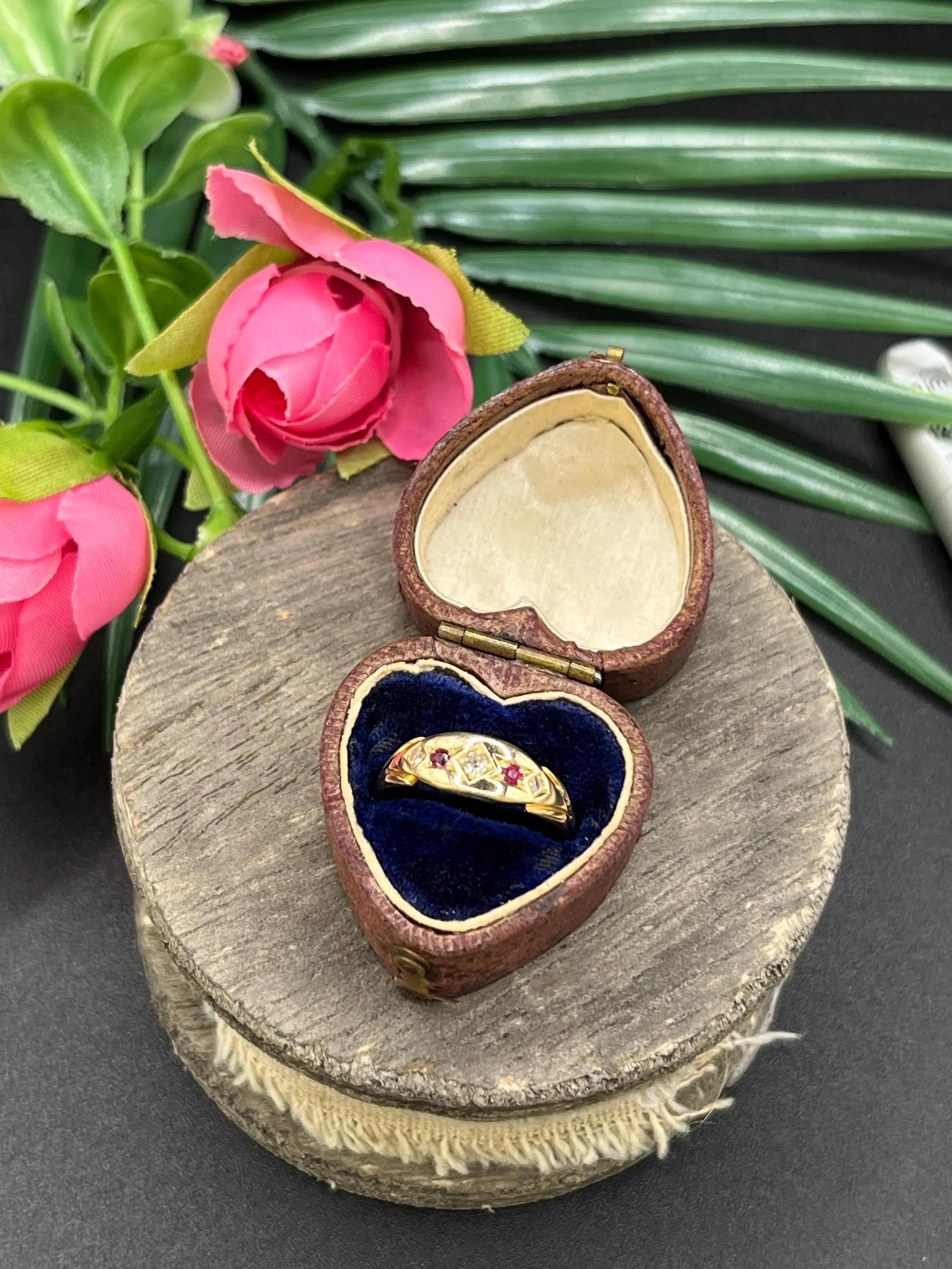 Antiker 15ct Gold Edwardian Rubin & Diamant Fünf Stein Ring im Angebot 6