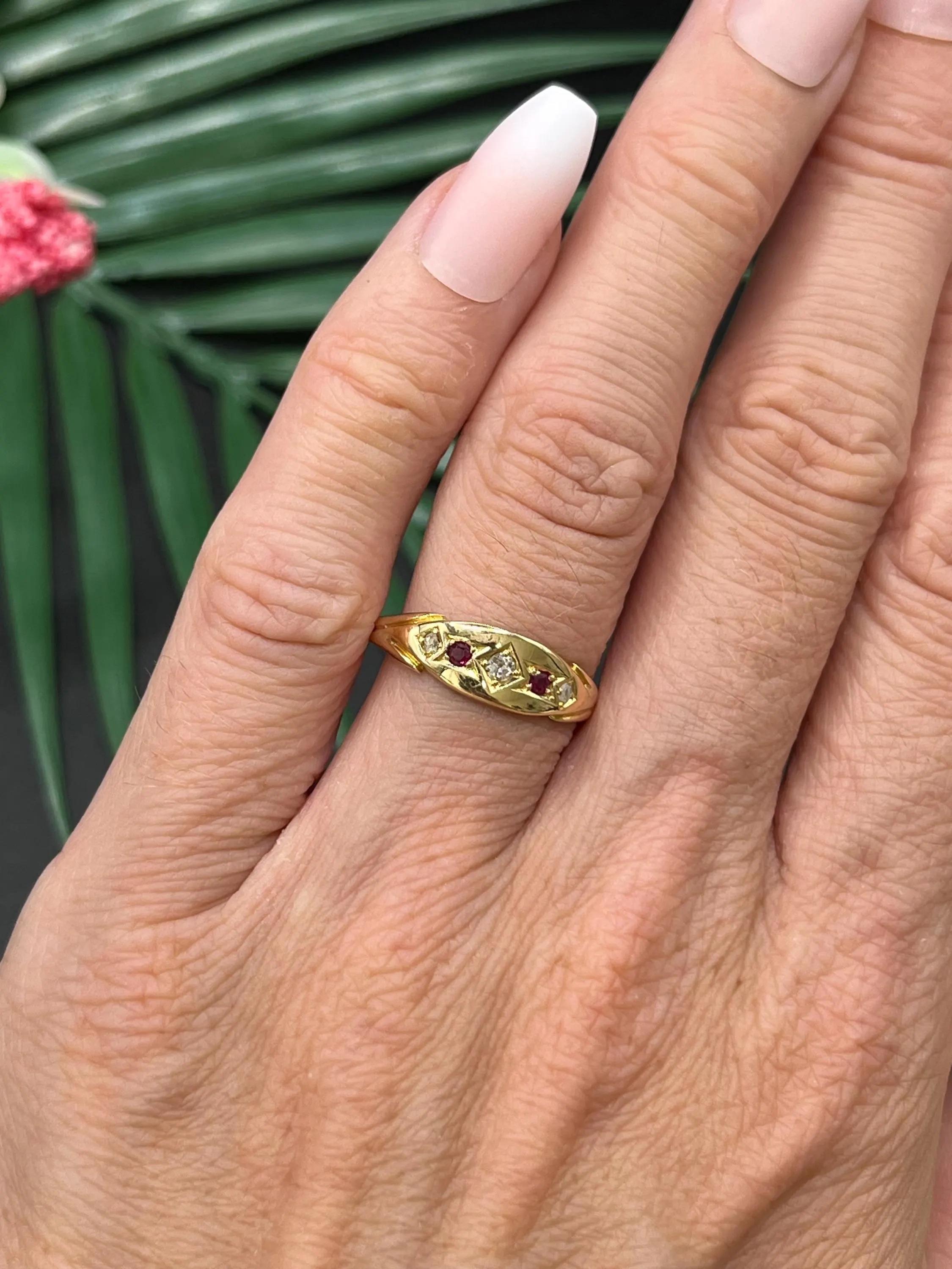 Antiker Ring mit Rubin und Diamant 

15-Karat-Gold 

CIRCA 1900

Ein klassischer edwardianischer Ring mit fünf Steinen, gefertigt aus 15 Karat Gelbgold. 

Die fünf Steine sind bündig in das Metall eingelassen und sorgen für eine schlanke, praktische