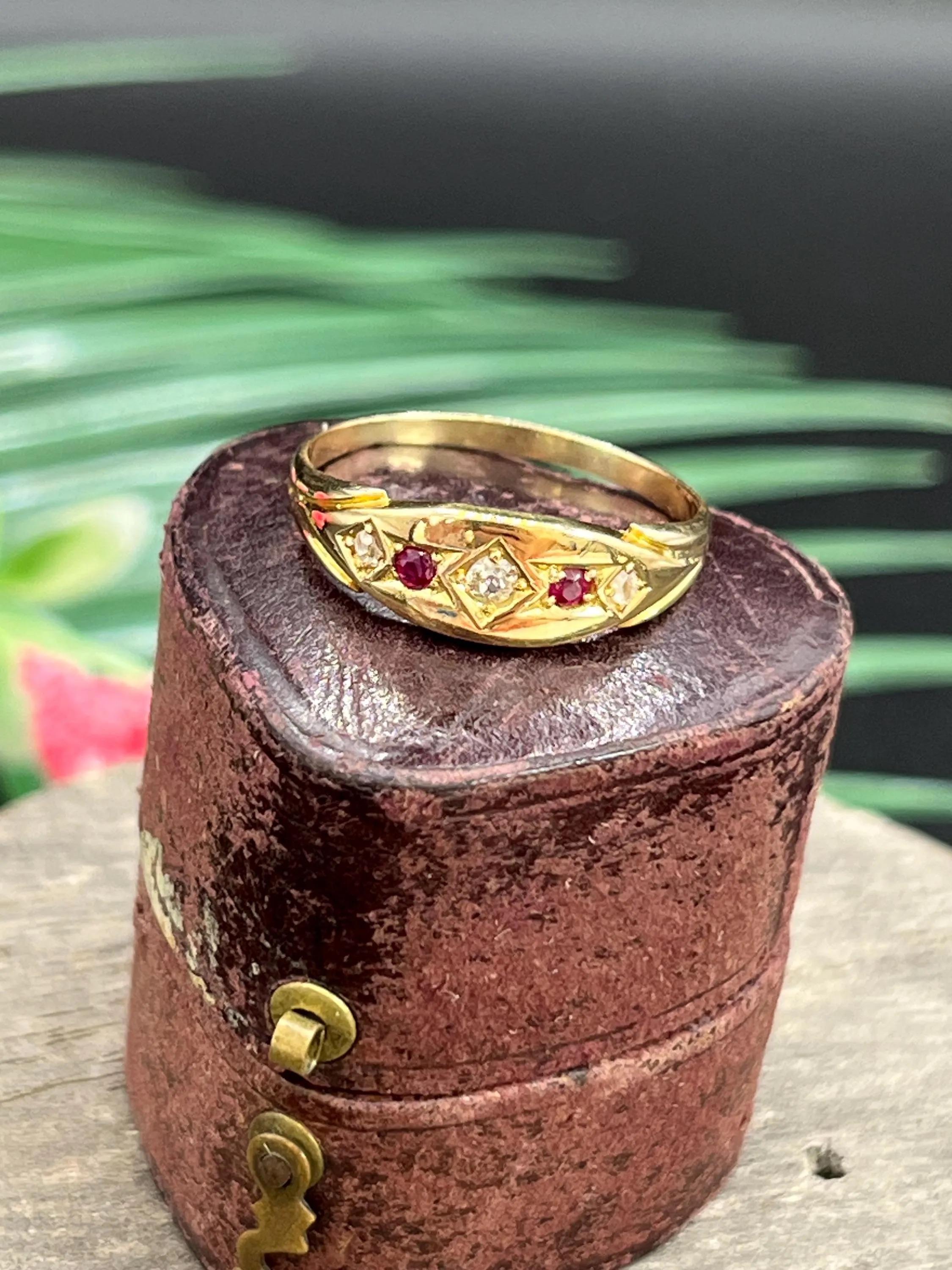 Antiker 15ct Gold Edwardian Rubin & Diamant Fünf Stein Ring (Gemischter Schliff) im Angebot