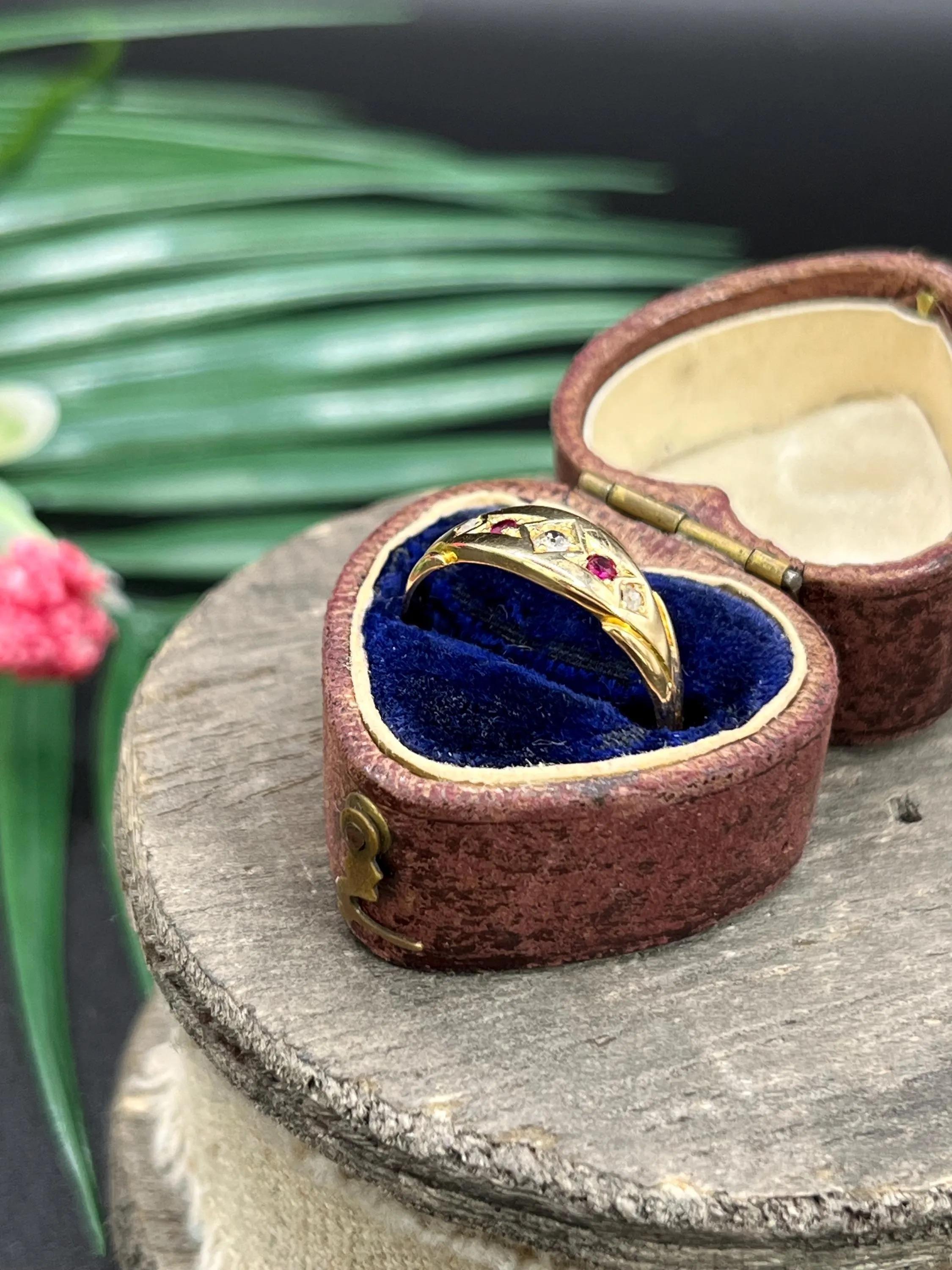 Antiker 15ct Gold Edwardian Rubin & Diamant Fünf Stein Ring im Zustand „Gut“ im Angebot in Brighton, GB