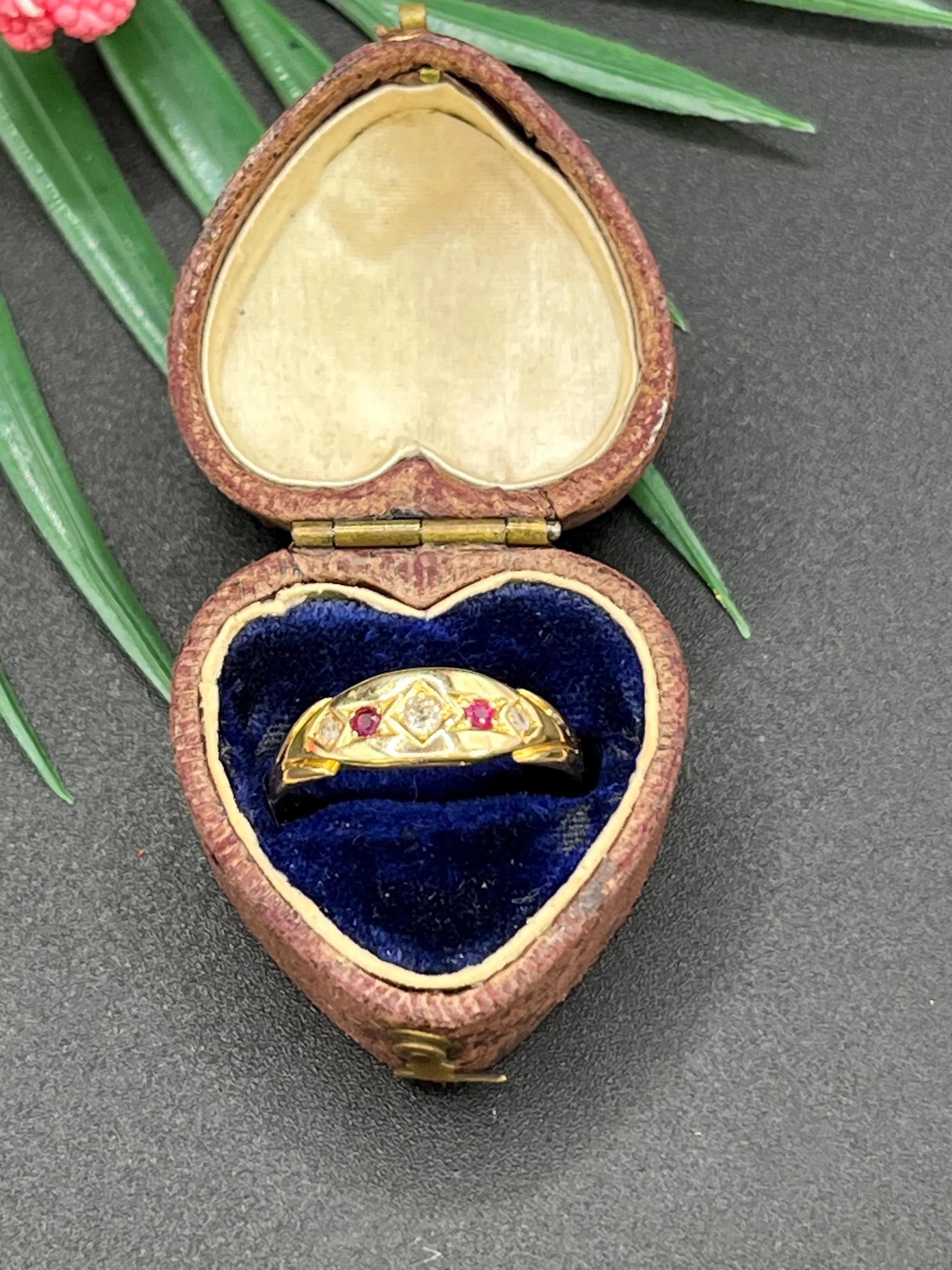 Antiker 15ct Gold Edwardian Rubin & Diamant Fünf Stein Ring im Angebot 1