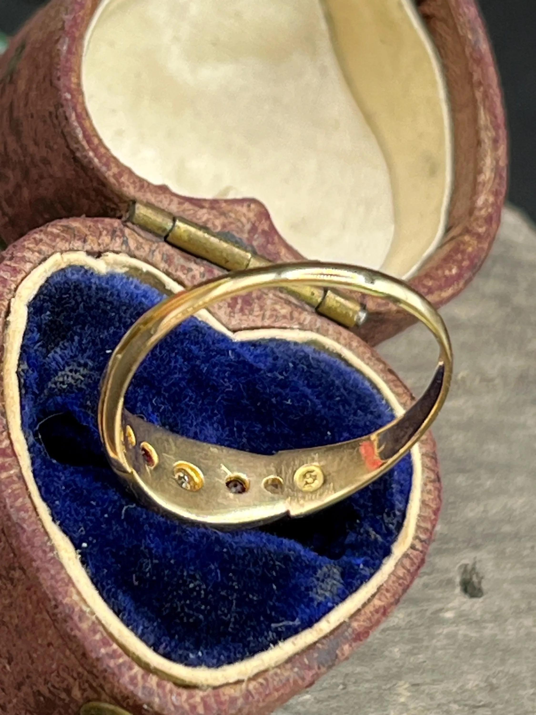 Antiker 15ct Gold Edwardian Rubin & Diamant Fünf Stein Ring im Angebot 2