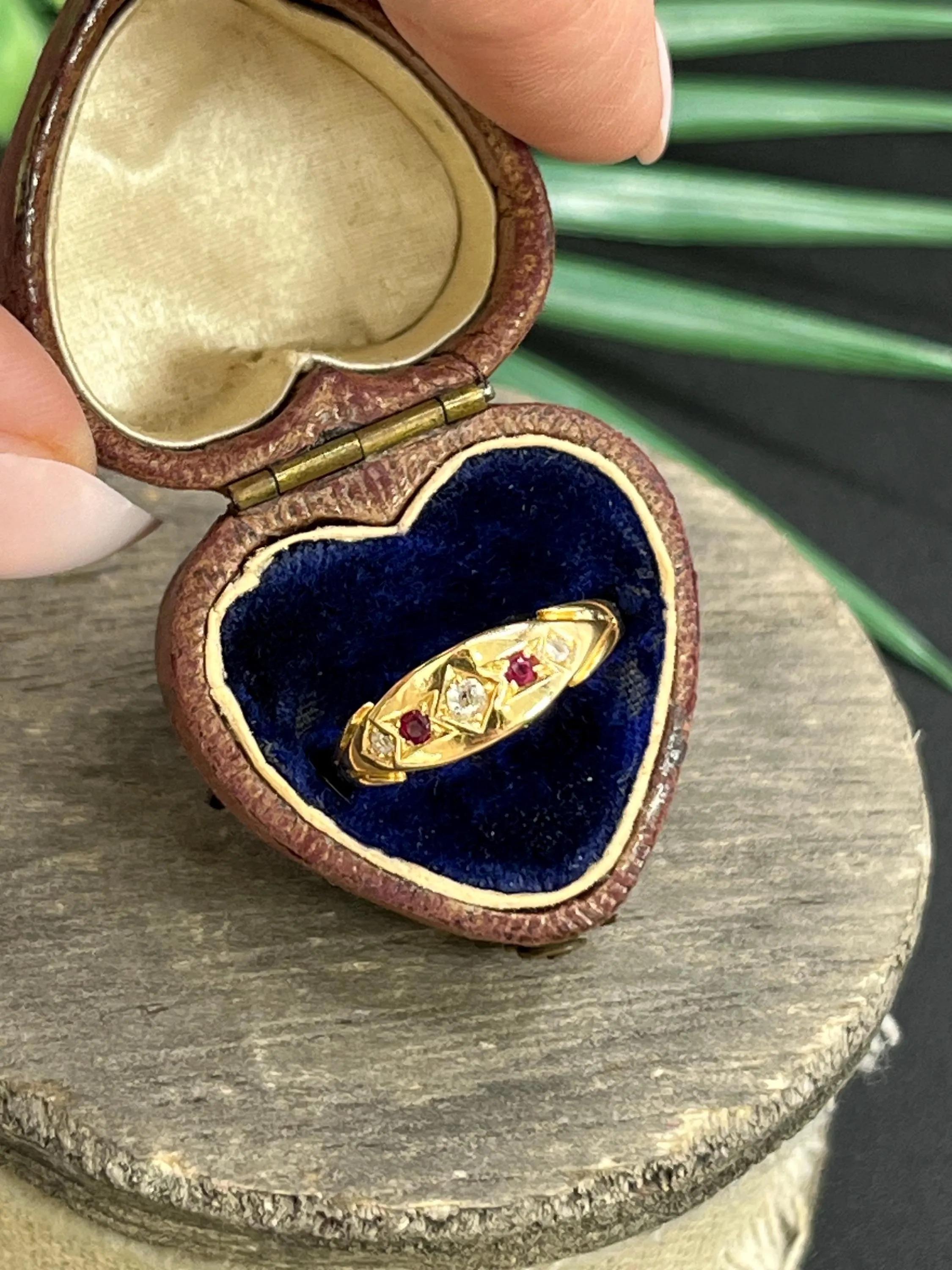 Antiker 15ct Gold Edwardian Rubin & Diamant Fünf Stein Ring im Angebot 3