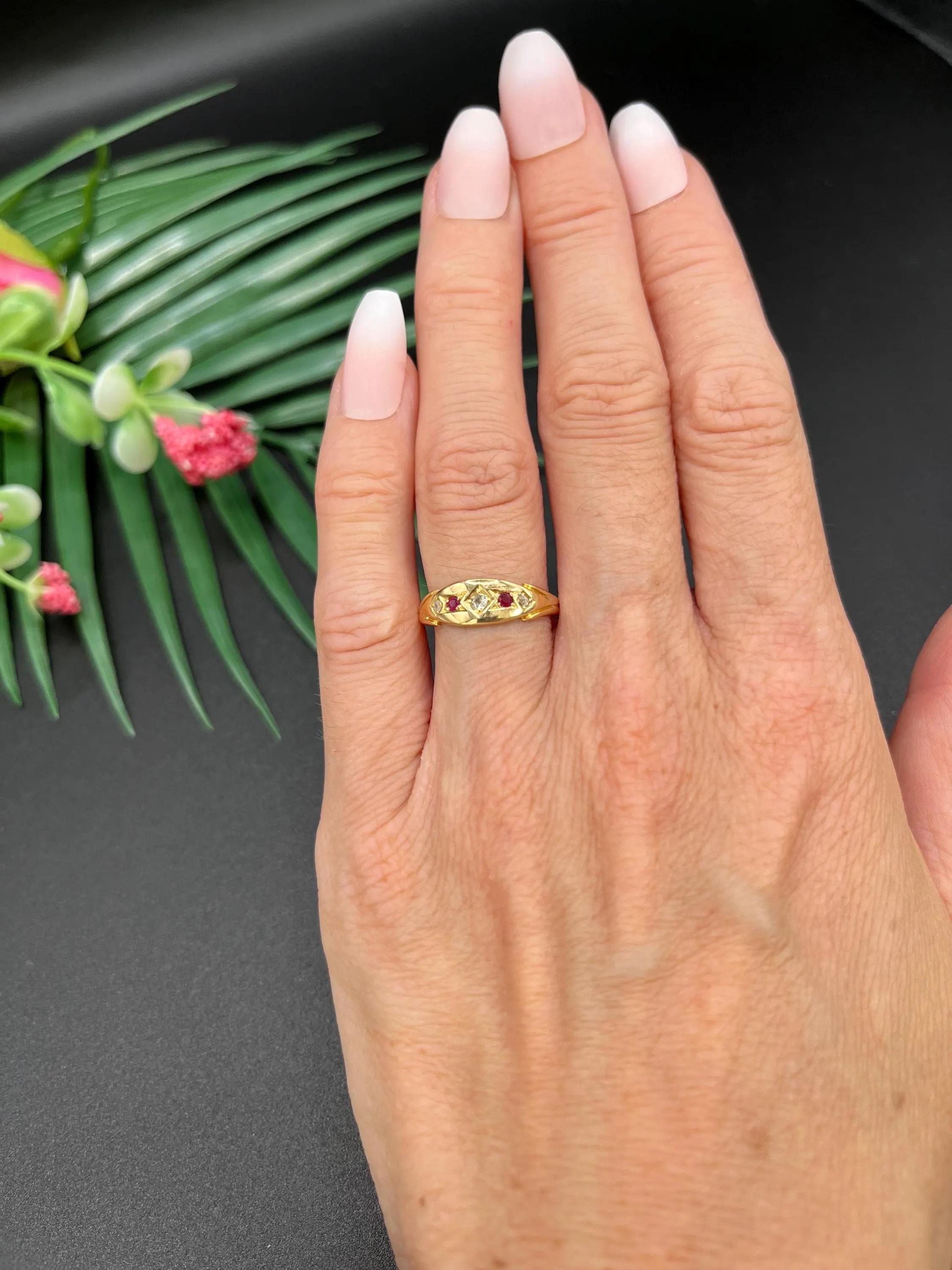 Antiker 15ct Gold Edwardian Rubin & Diamant Fünf Stein Ring im Angebot 4
